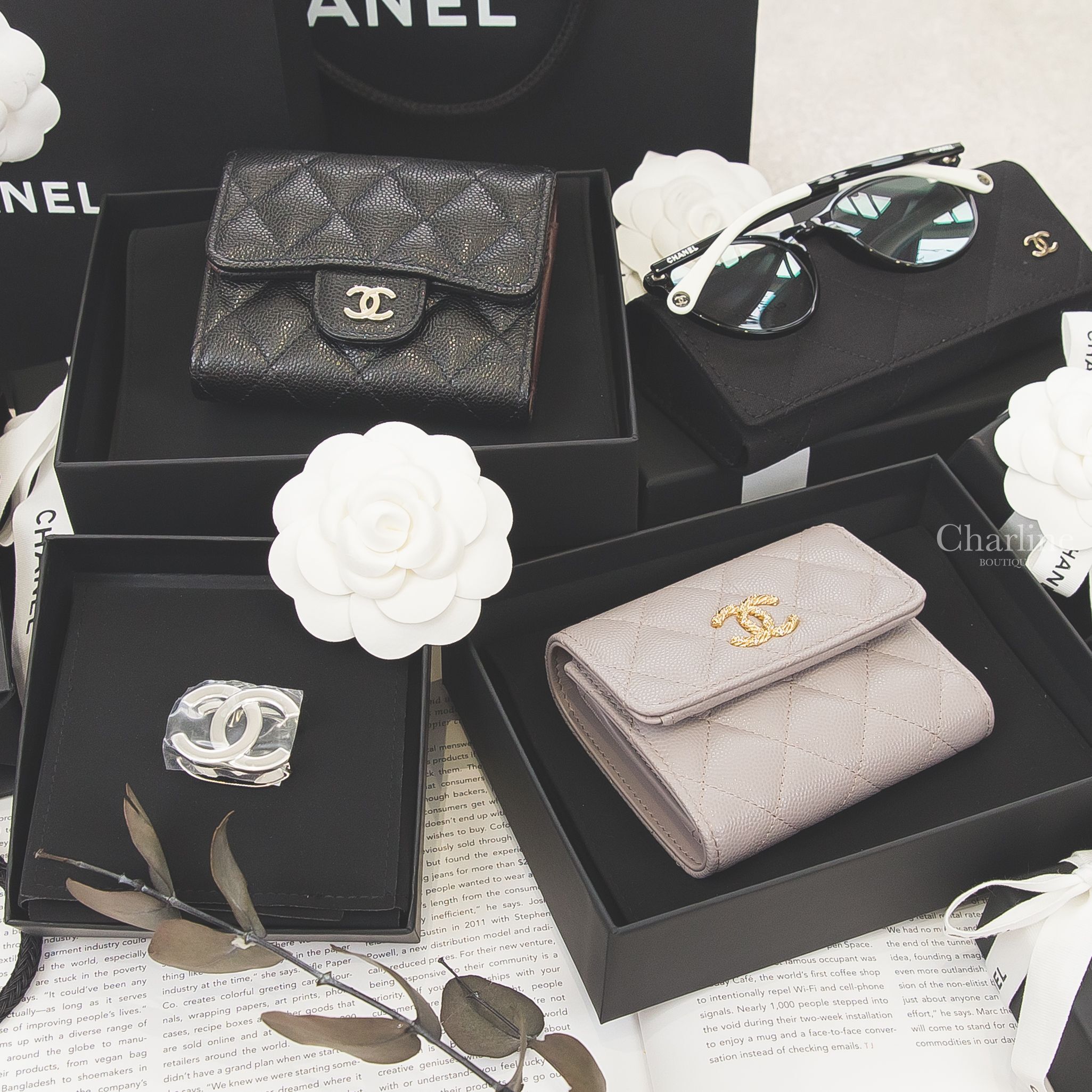 Chanel 黑白拼色圓框側邊銀色Logo鏡腳透明圓型CC平光眼鏡,Chanel 銀色CC圍巾扣環,Chanel 灰色金CC荔枝菱格紋三折短夾,Chanel 黑色金CC酒紅內裡荔枝菱格紋三折短夾-Charline Boutique 精品代購