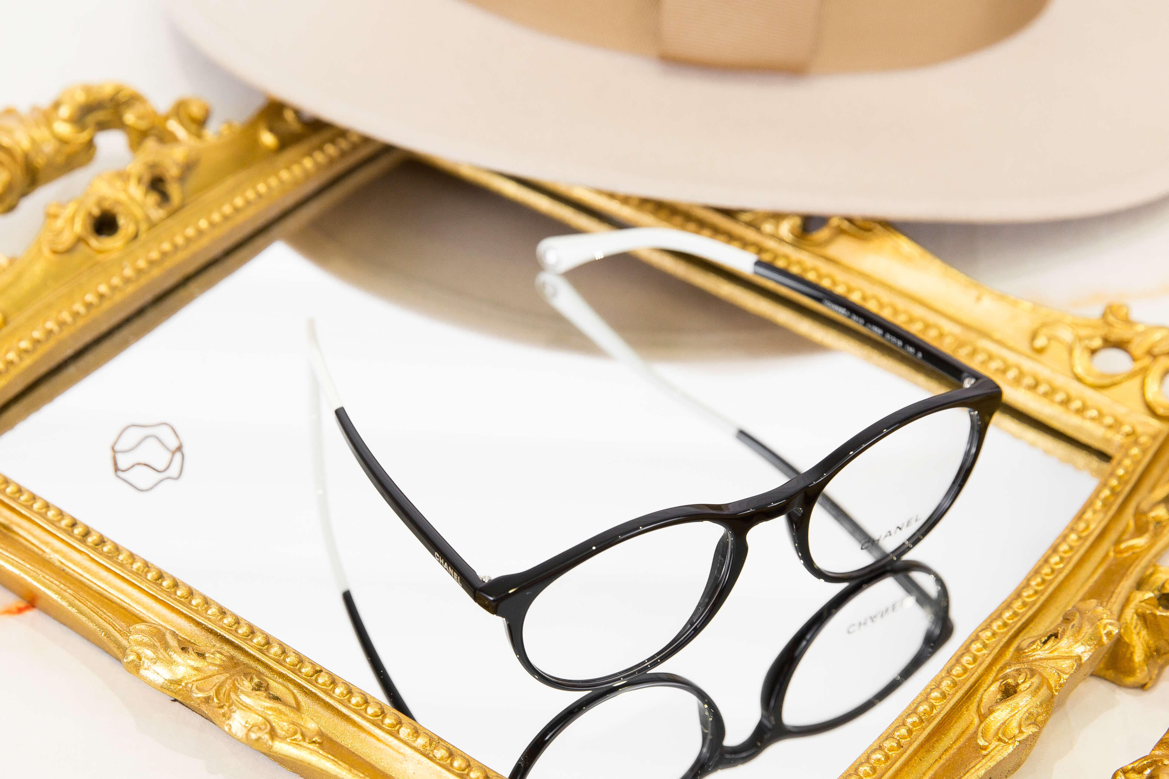 Chanel Pantos Eyeglasses 黑白拼色圓框側邊銀色 Logo 鏡腳透明圓型CC平光眼鏡-Charline Boutique 精品代購