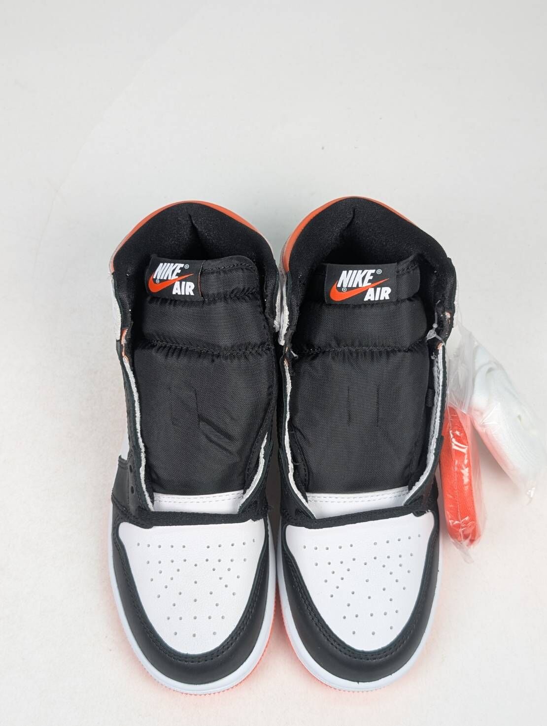 微瑕疵-左腳內側染色 575441-180 4.5Y Air Jordan 1 Retro High OG GS "Electro Orange"