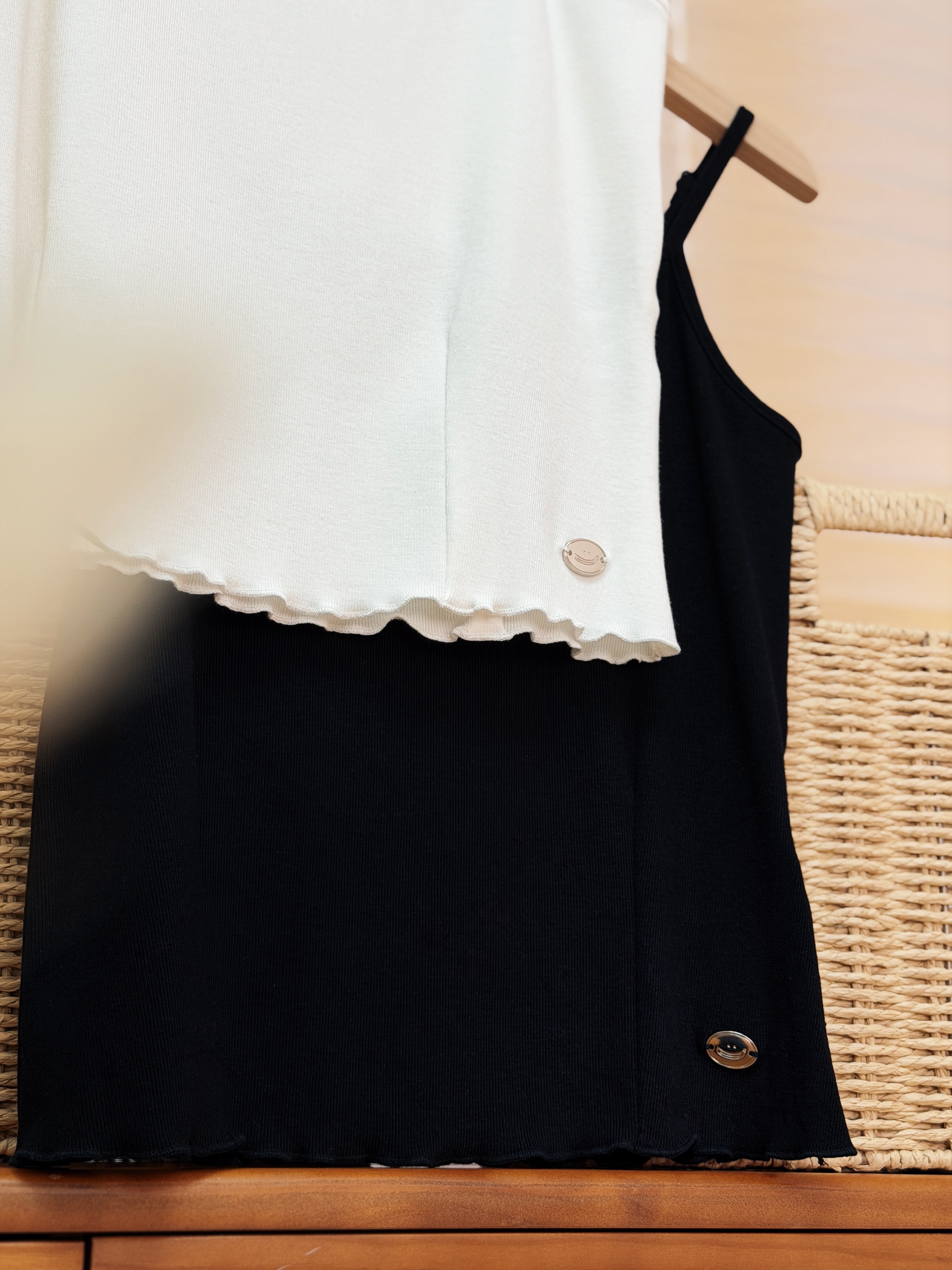 兩色 / 麻糬感滾邊修腰吊帶背心 / Mochi-Feel Cinched Waist Camisole