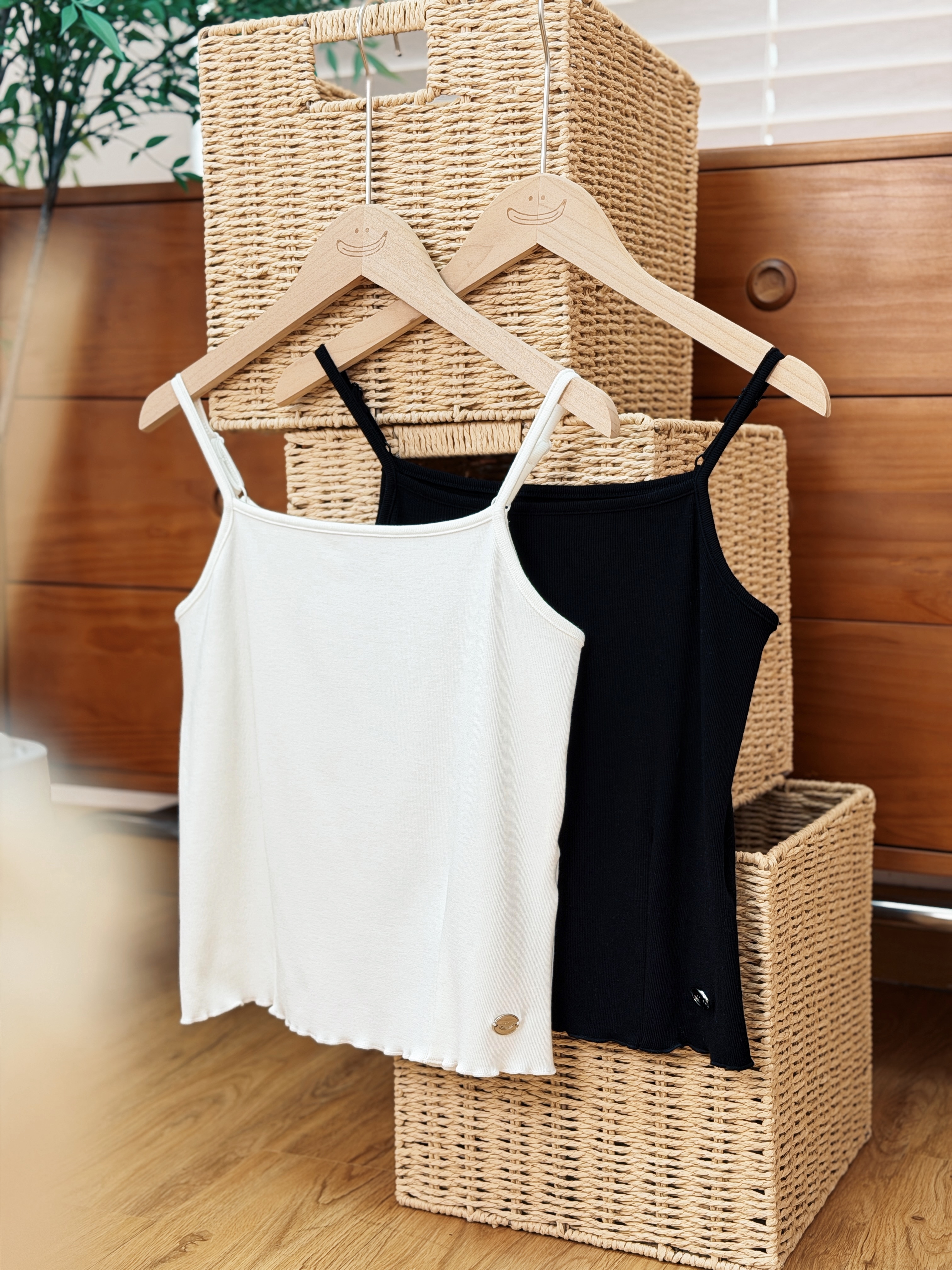 兩色 / 麻糬感滾邊修腰吊帶背心 / Mochi-Feel Cinched Waist Camisole