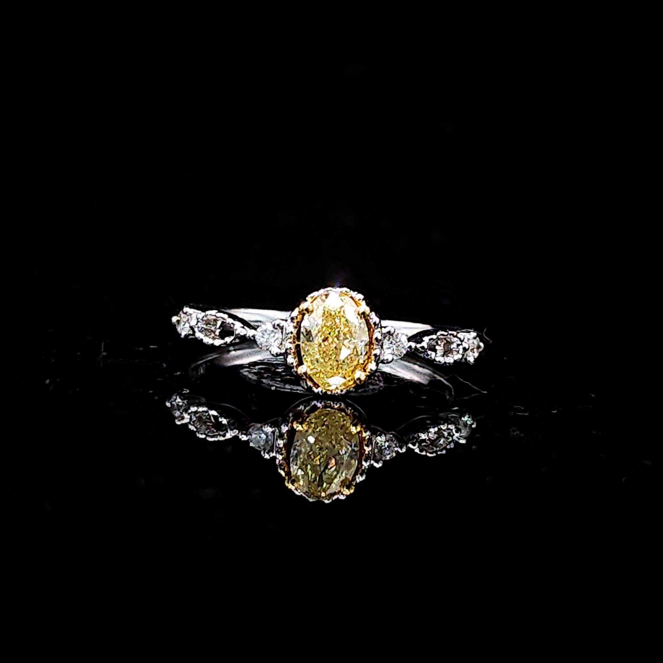 全新18K金【單粒43份彩黃鑽】 配小鑽共49份鑽石戒指