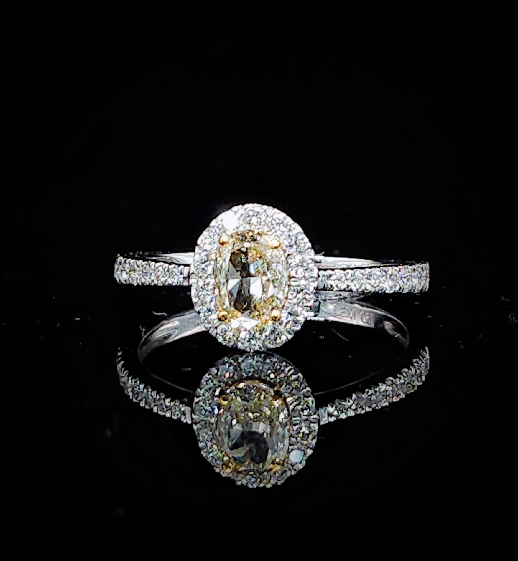 全新18K金【單粒55份彩黃鑽石】 配小鑽共80份鑽石戒指