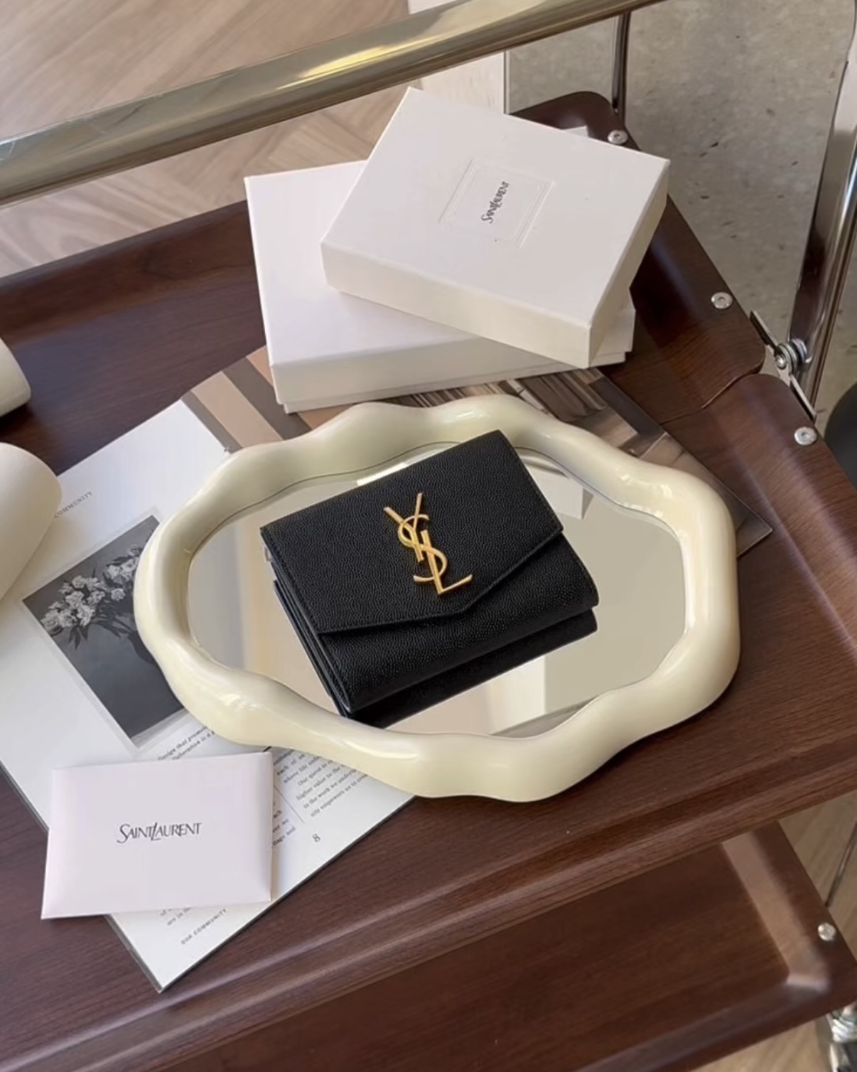 YSL｜UPTOWN 粒面雙折短夾 黑金