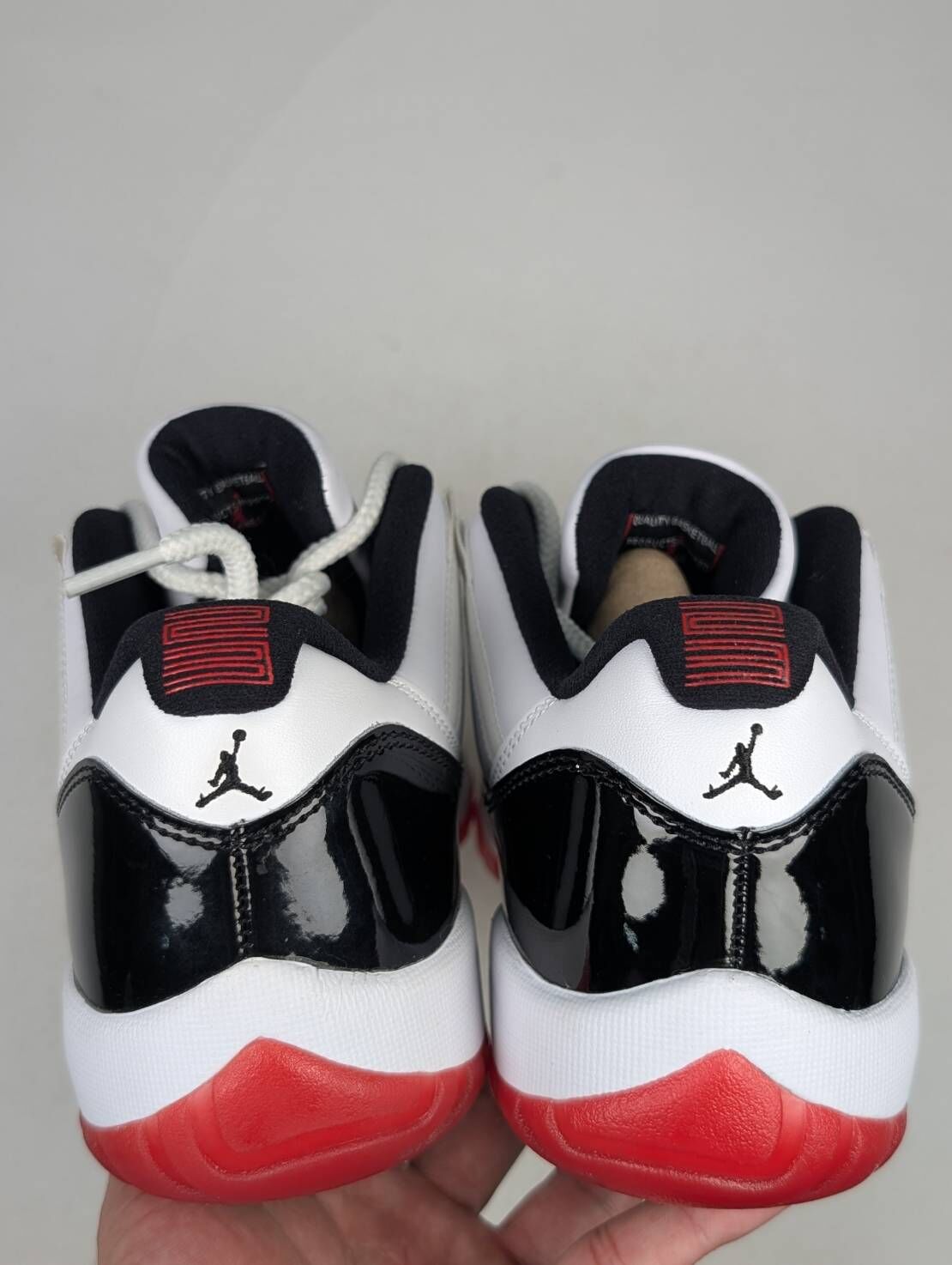 微瑕疵-左右腳鞋面明顯色差 AV2187-160 M8 AIR JORDAN 11 LOW "CONCORD BRED" 白黑紅 男鞋