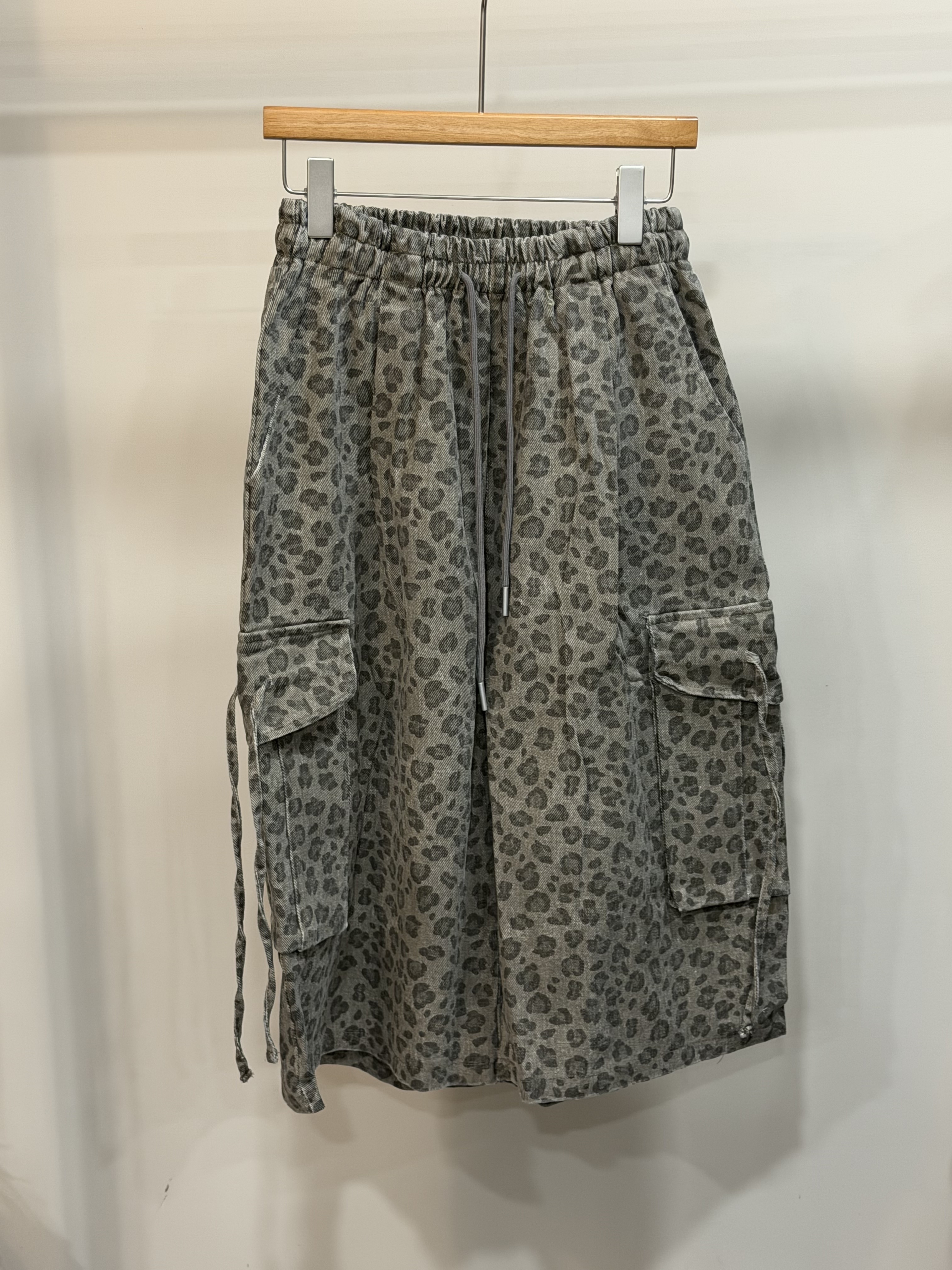 W00222水洗豹紋牛仔八分褲