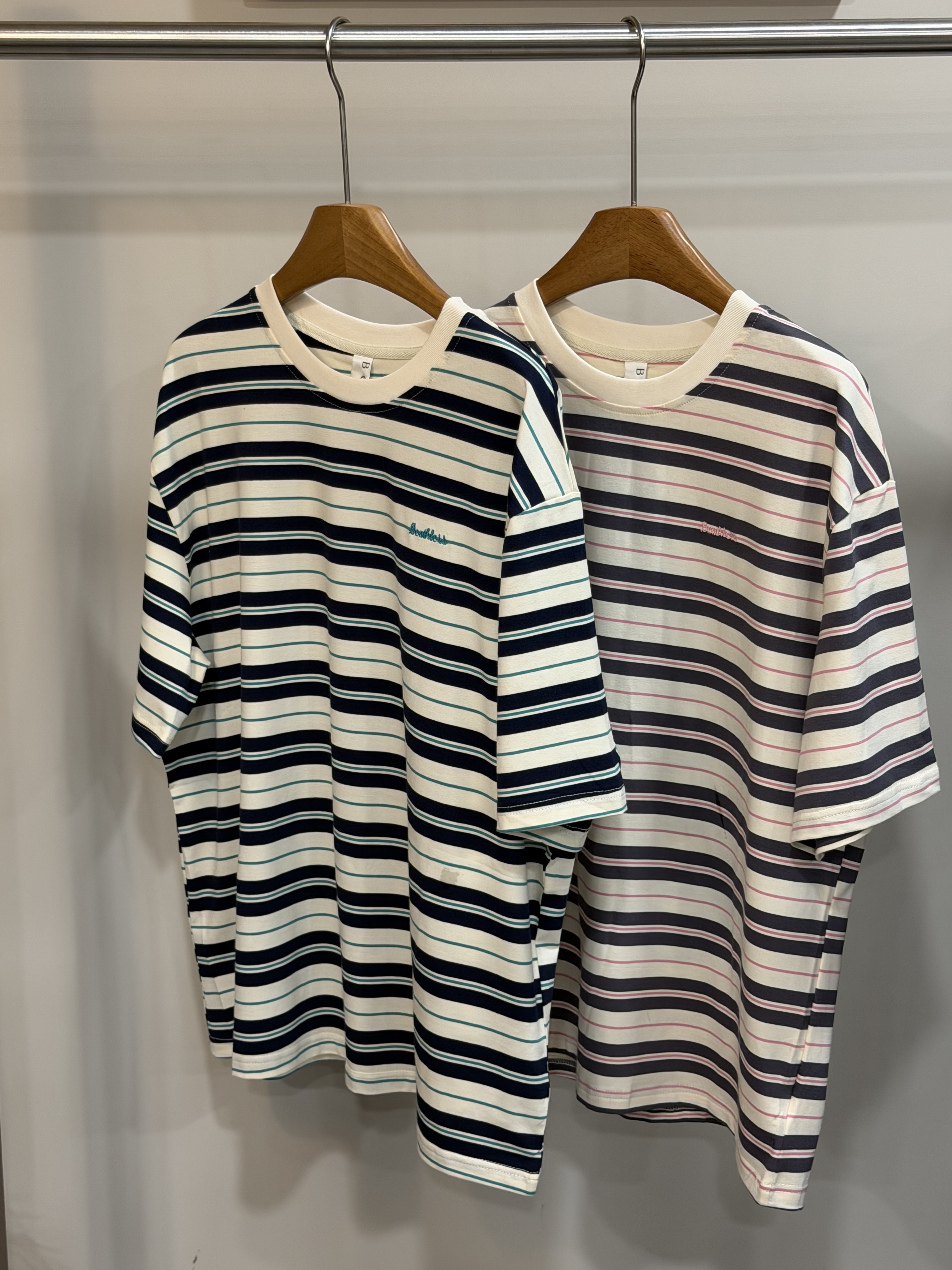 W00228刺繡英文字條紋寬鬆版上衣