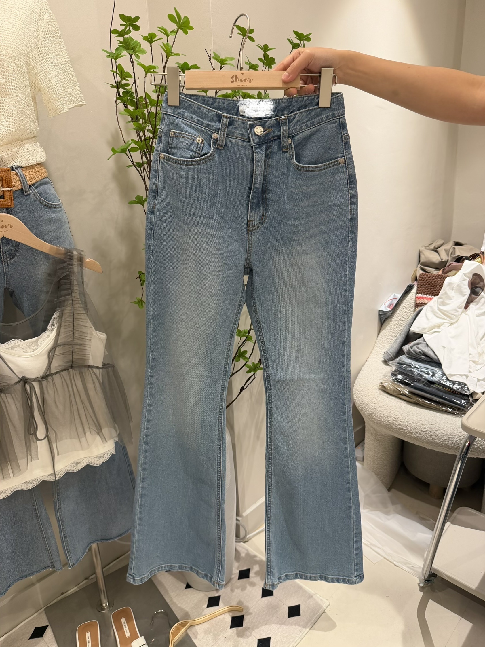 #660 半彈力喇叭Jeans