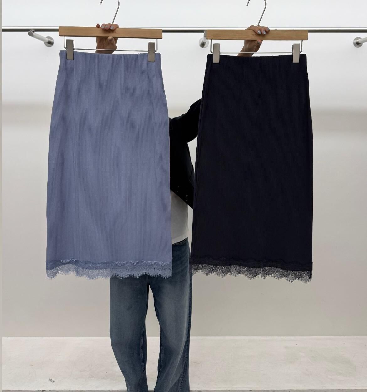 TG6113 蕾絲邊暗坑紋半長裙