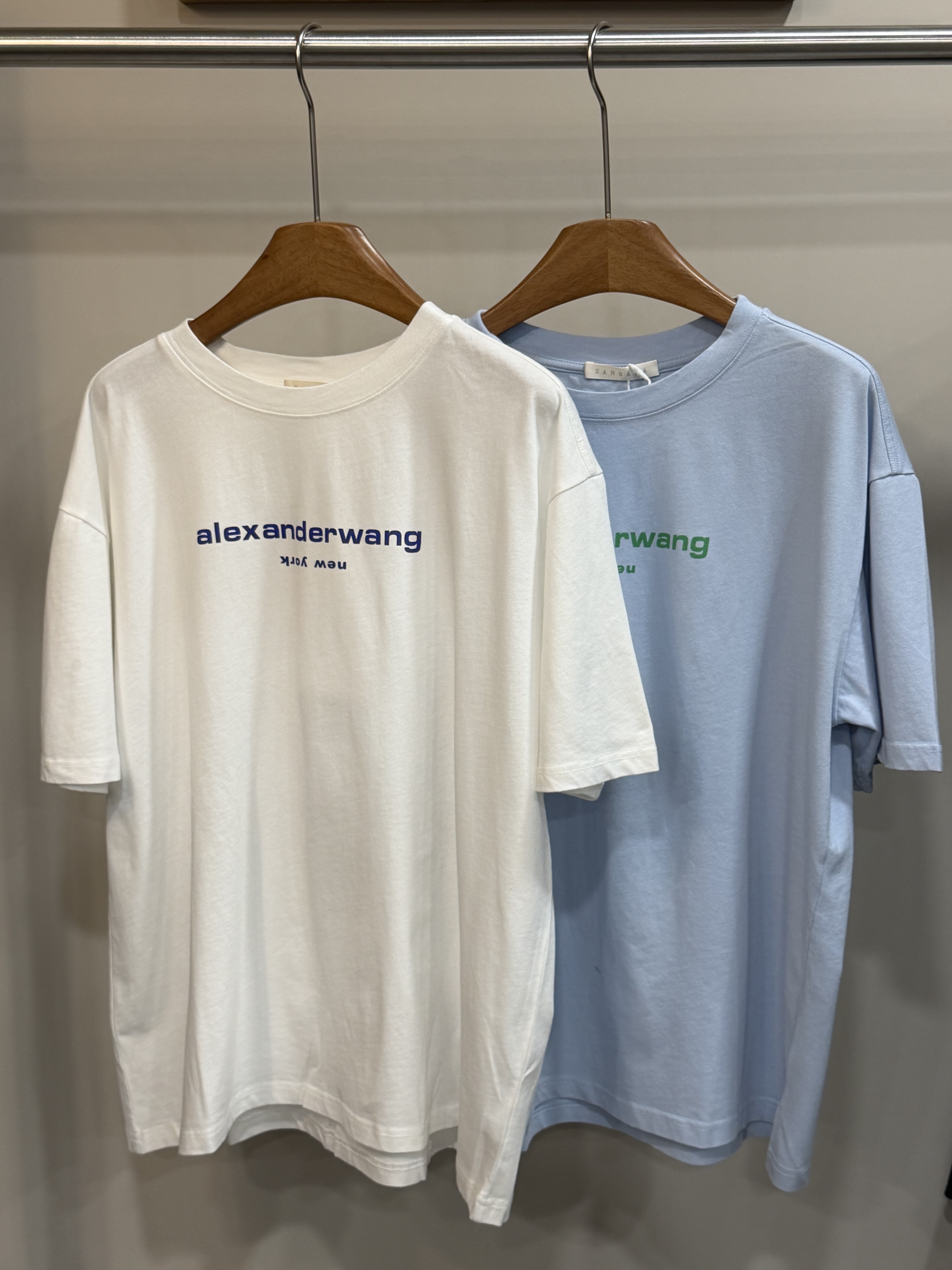 W00230英文字寬鬆版上衣