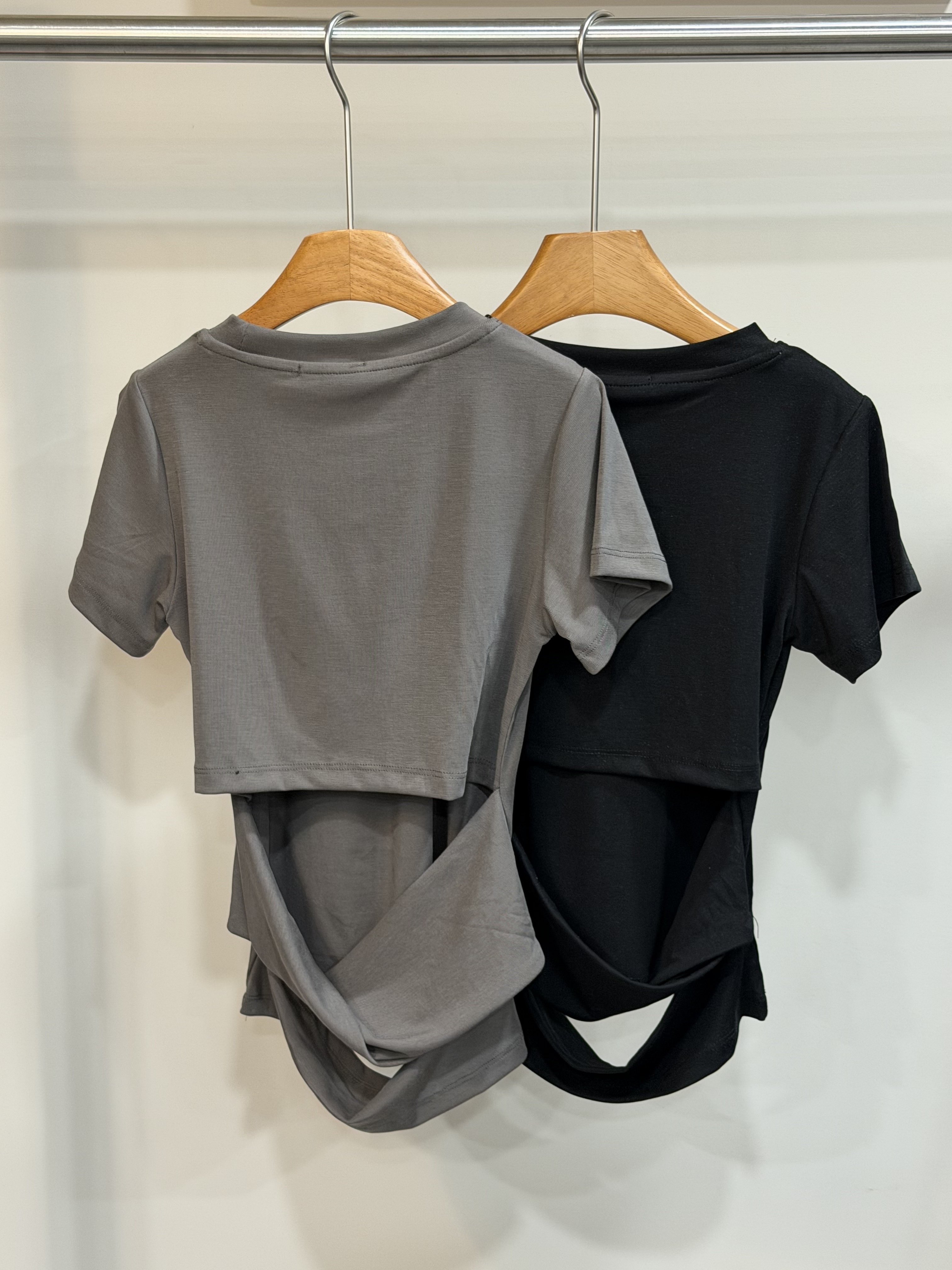 W00234背後簍空造型上衣