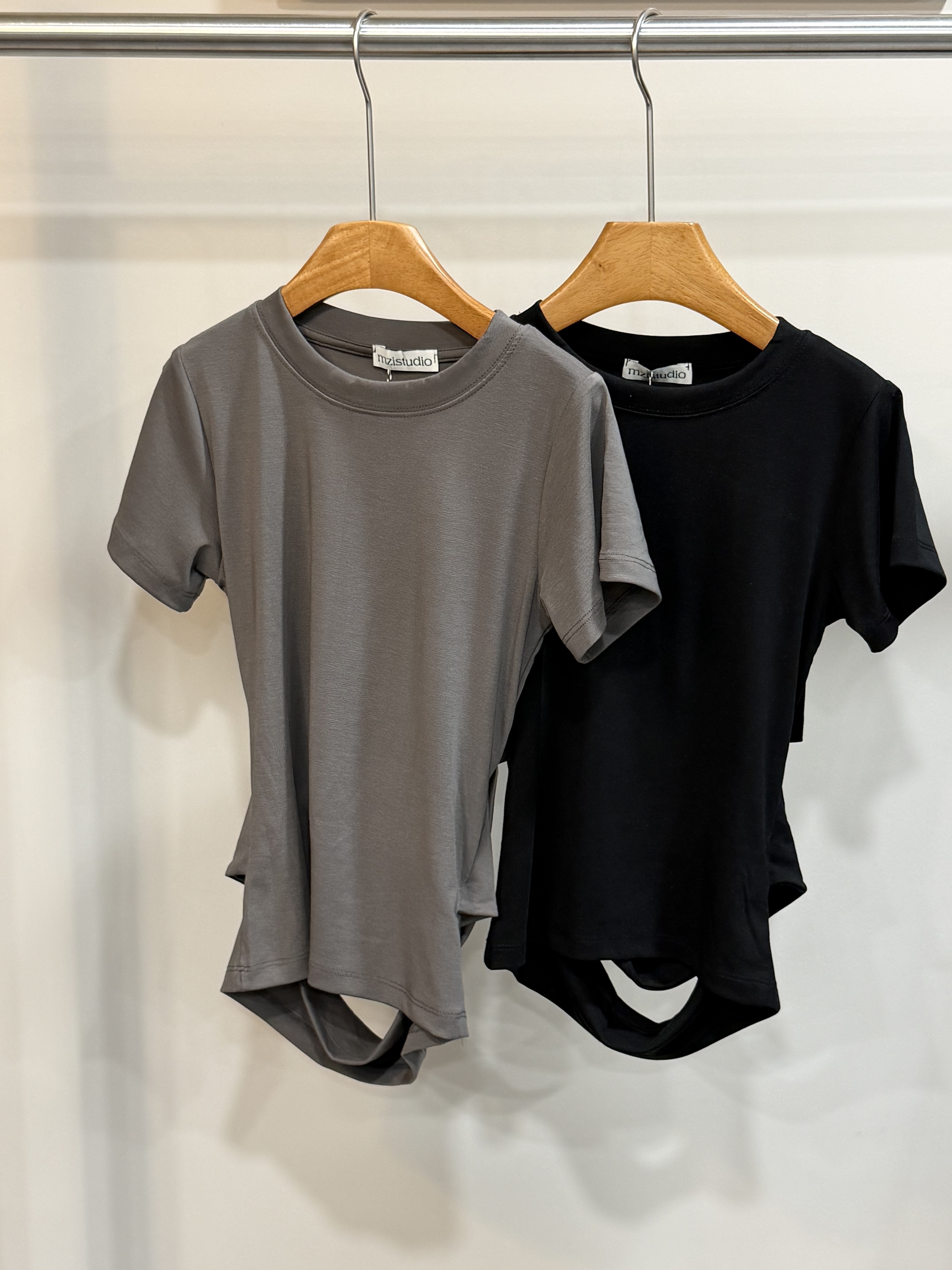 W00234背後簍空造型上衣