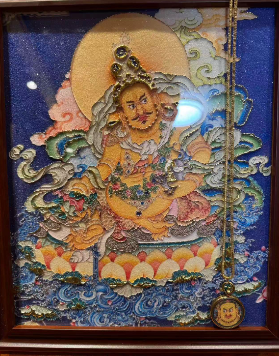 ZC023 鎏金黃財神套裝12寸擺台(寬25公分高30公 分)+吊墜全礦砂裝藏