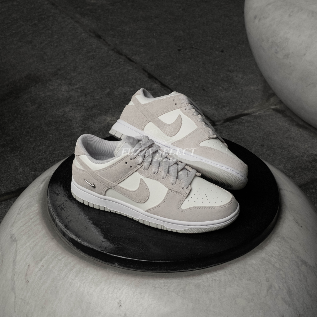 【逢甲 FUZZY】W Nike Dunk Low "Sail/Vast Grey" 麂皮 灰白 銀小勾 IO4244-105