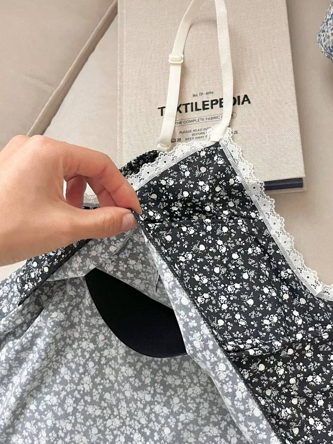 VA6139 小碎花冰絲吊帶睡衣