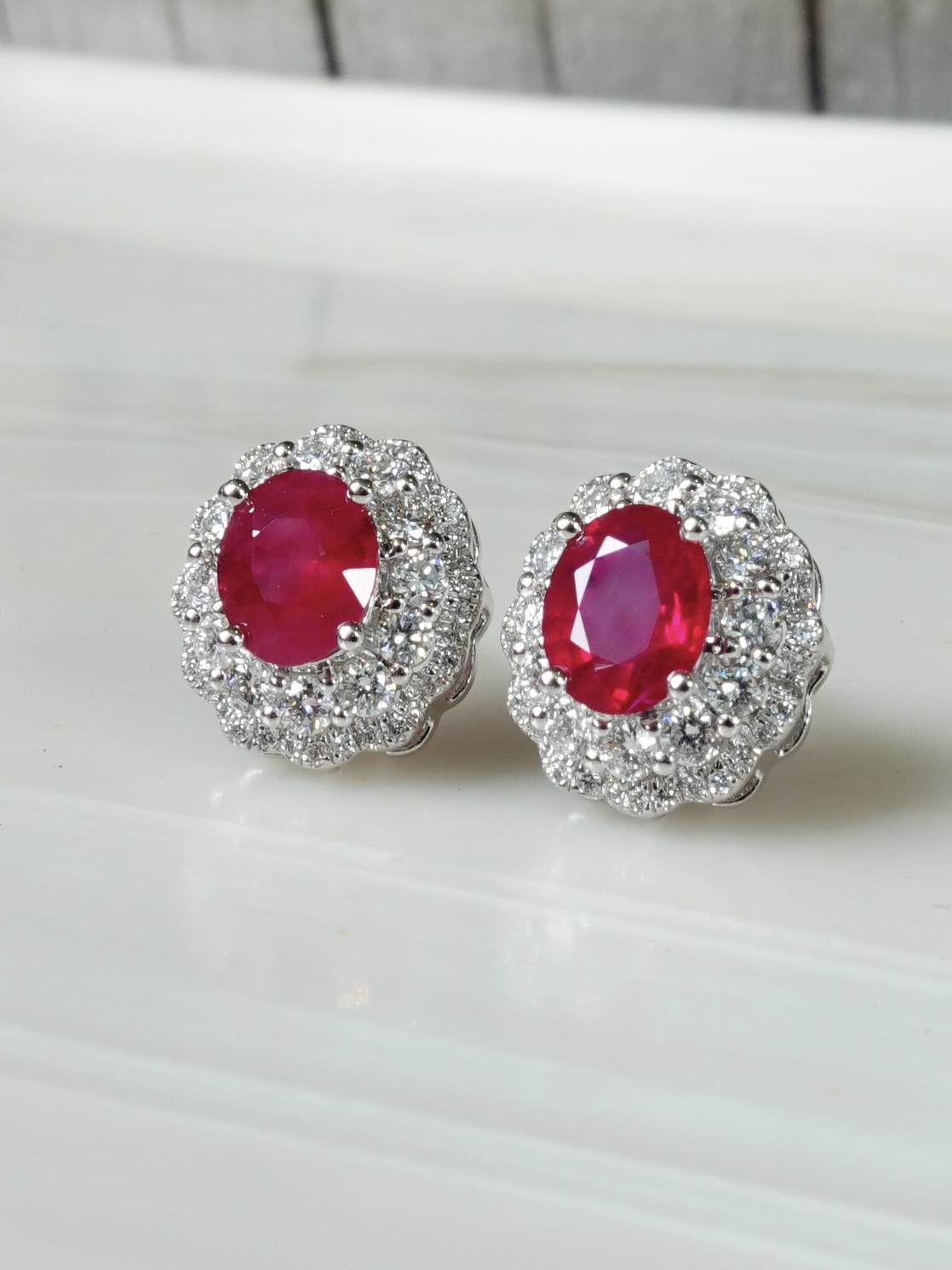 18K金天然緬甸紅寶石鑽石耳釘-橢圓形 (帶寶石證書)