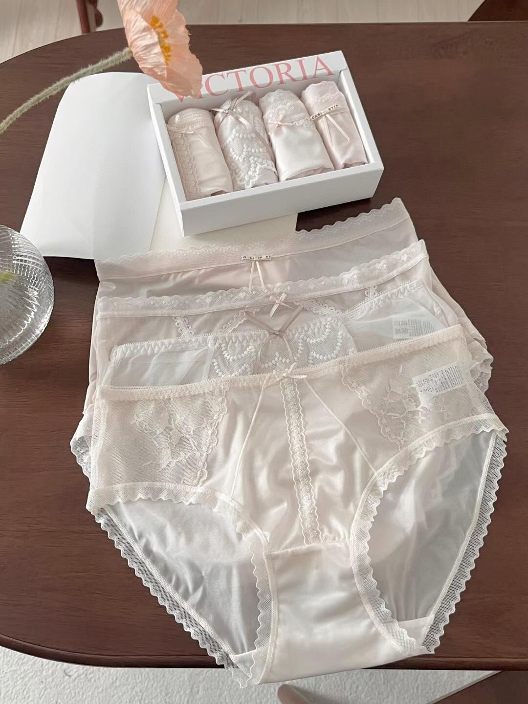 VA6143 薄身蕾絲中腰內褲套裝