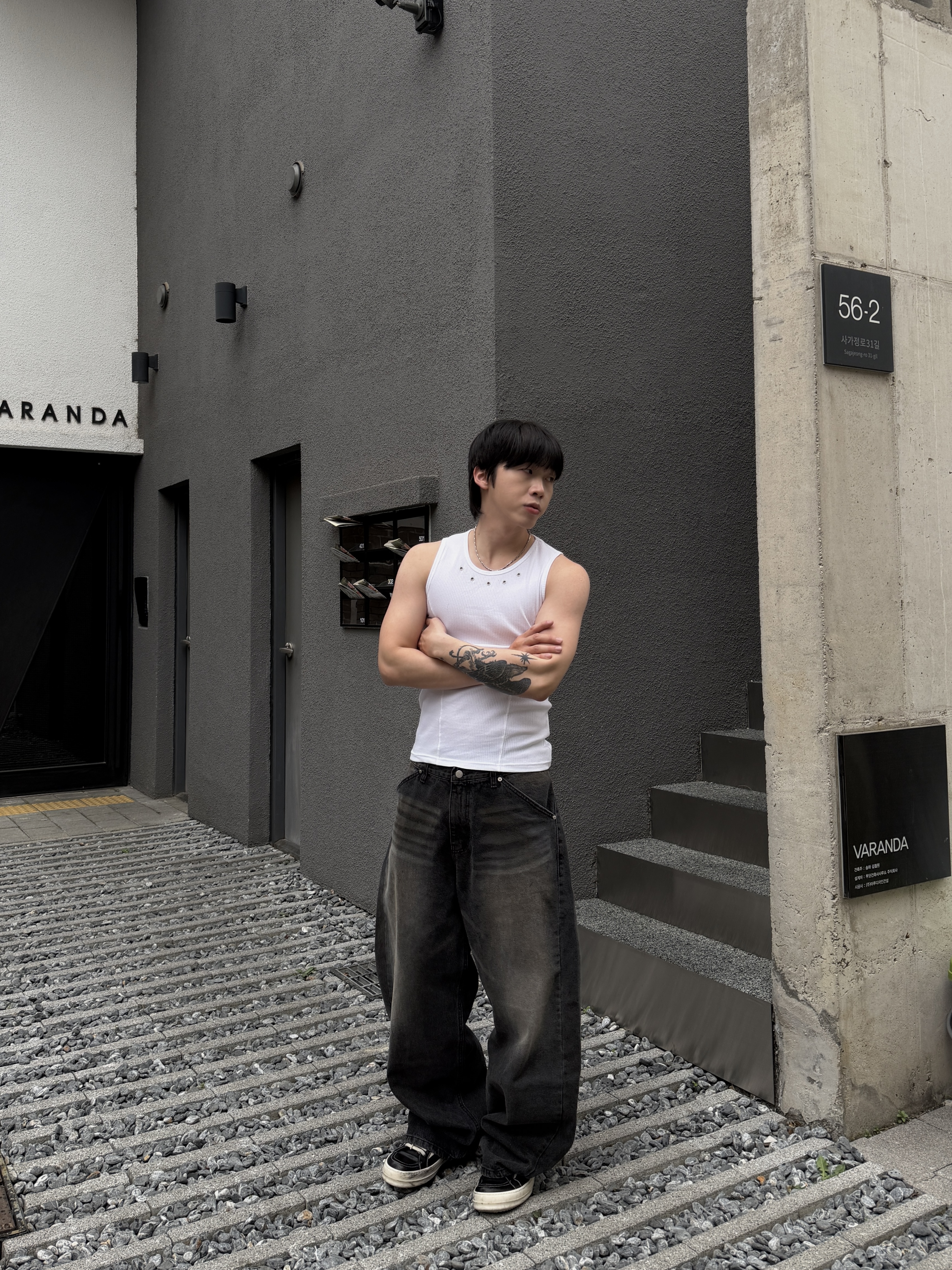 弧線剪裁 鏤空造型 合身坦克背心
