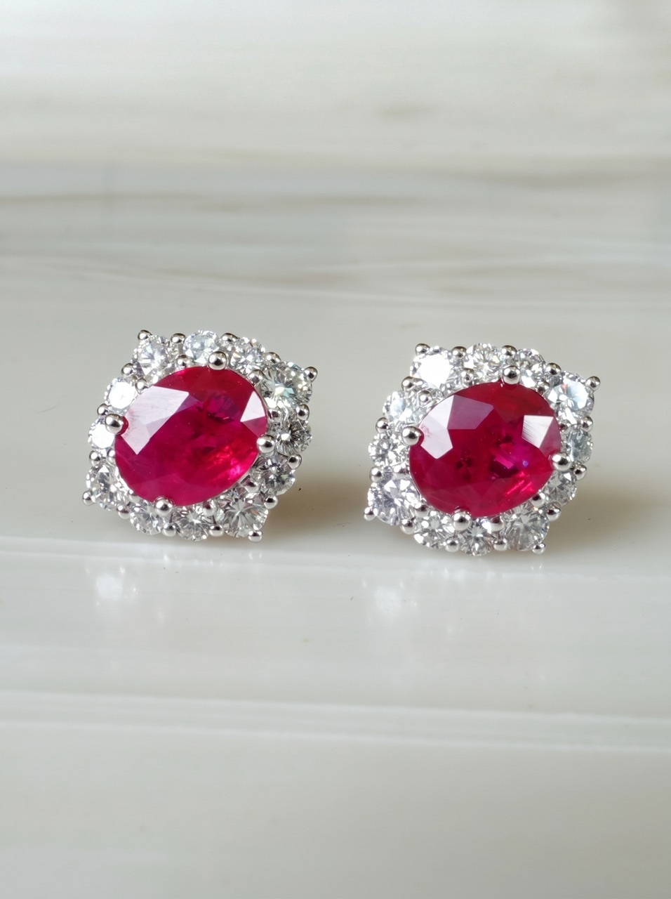 18K金天然緬甸紅寶石鑽石耳釘-橢圓形 (帶寶石證書)