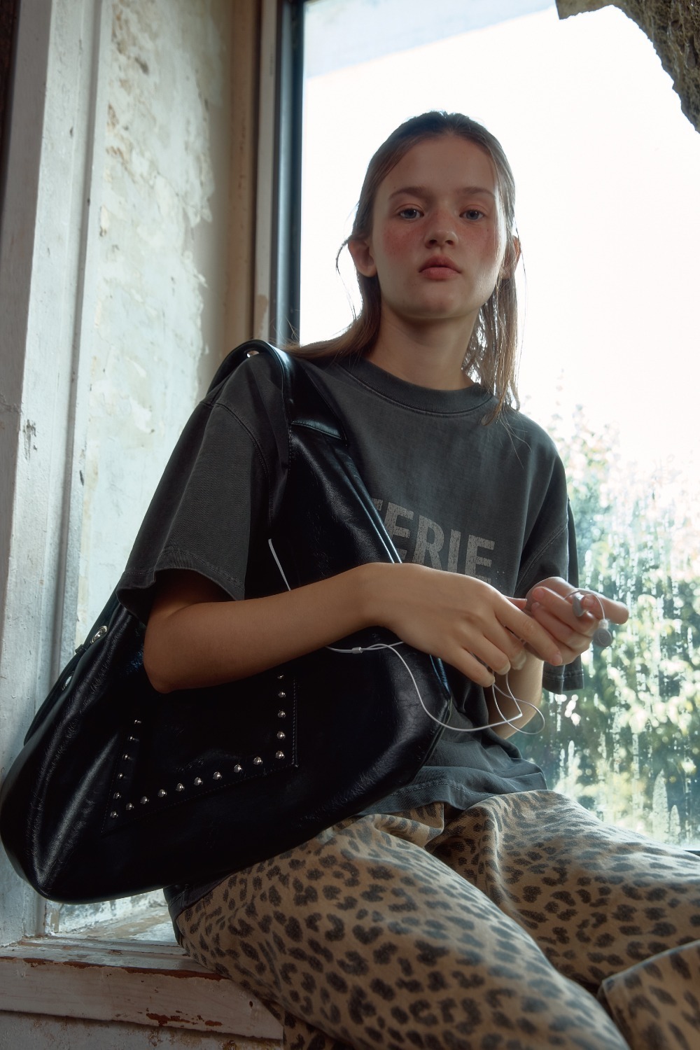 LETERIE｜BUCKLE REVERSIBLE SHOULDER BAG - STUD BLACK