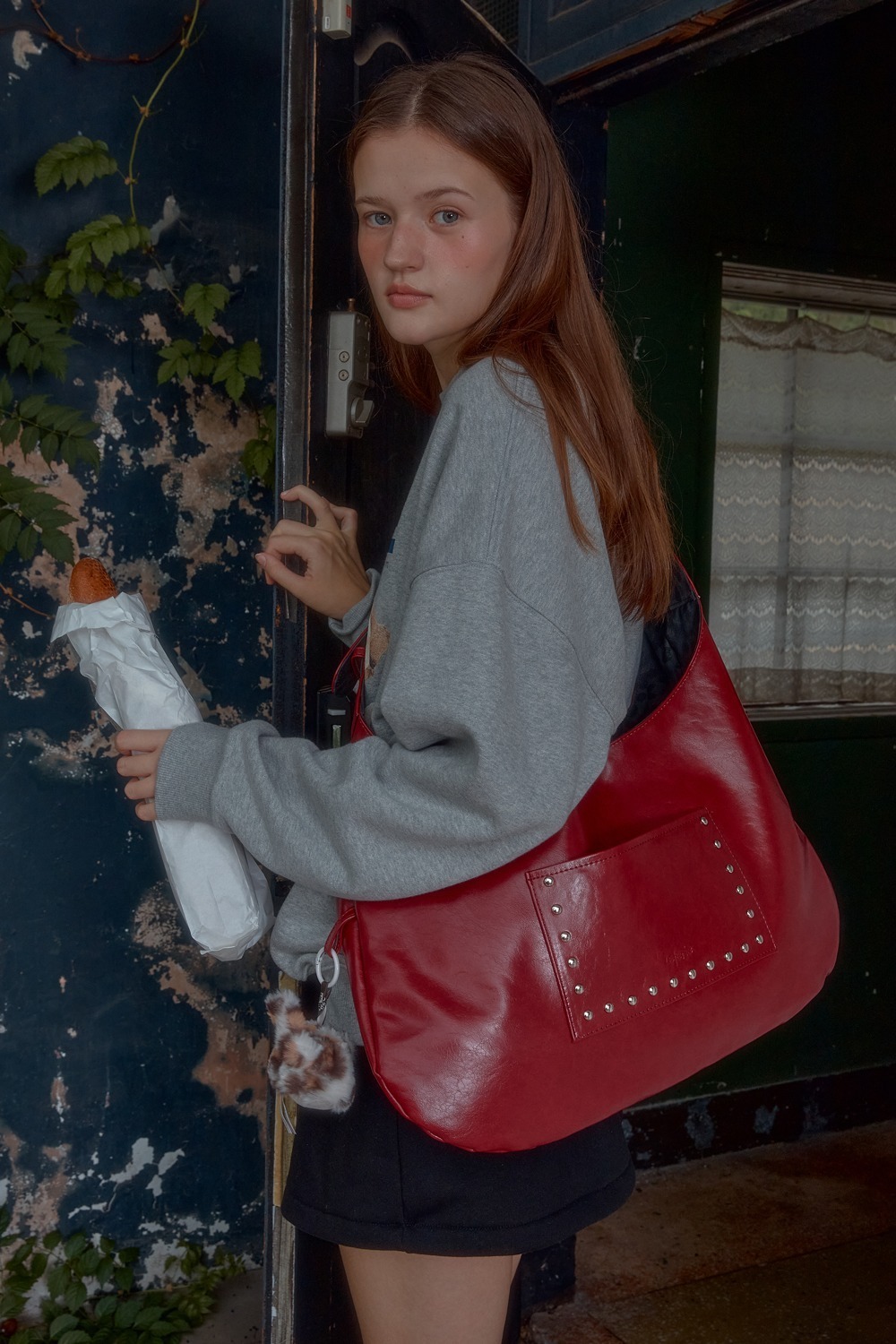 LETERIE｜BUCKLE REVERSIBLE SHOULDER BAG - STUD RED