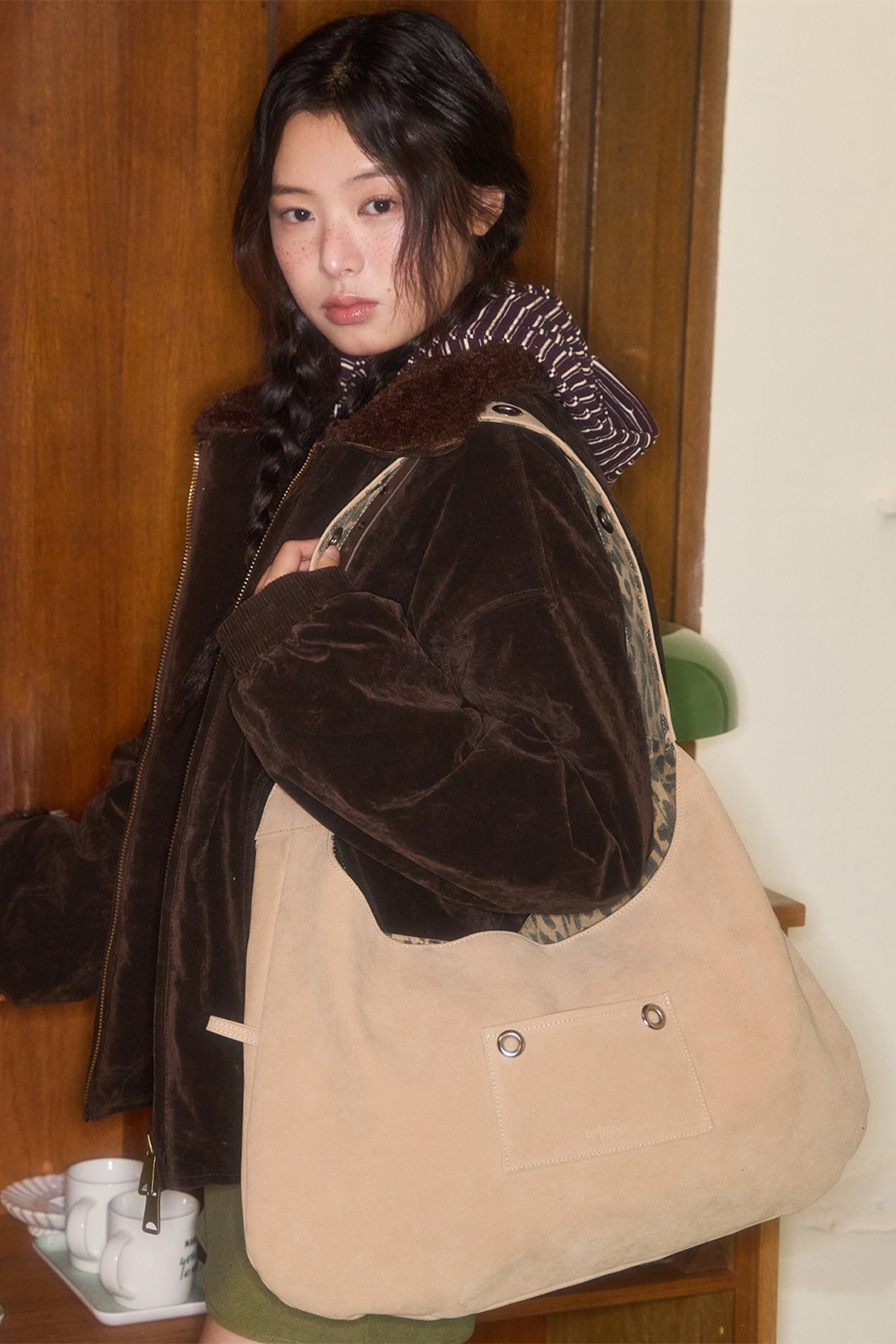 LETERIE｜BUCKLE REVERSIBLE SHOULDER BAG - SUEDE MUTE BEIGE