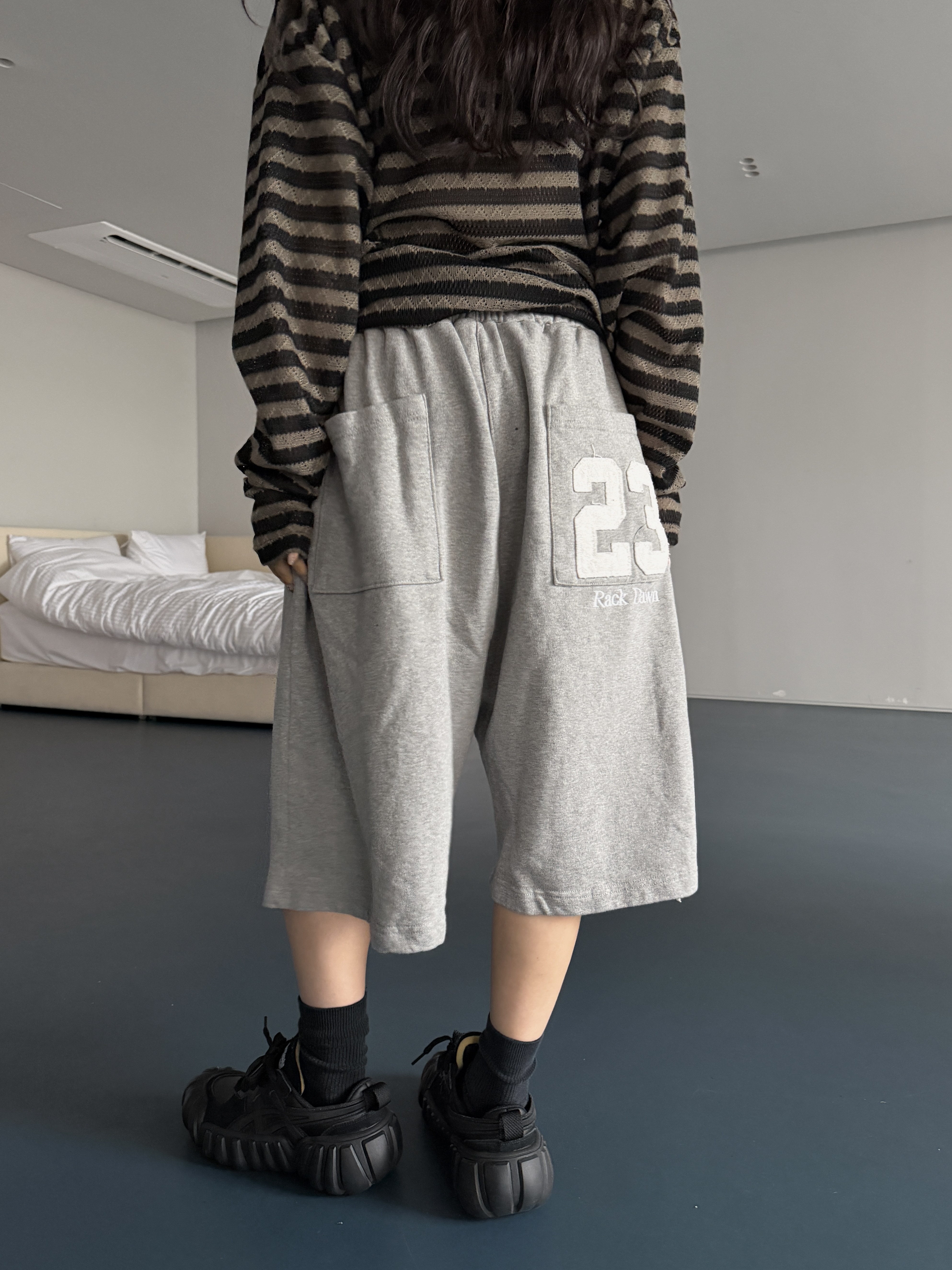 美式刺繡 字母寬鬆棉短褲