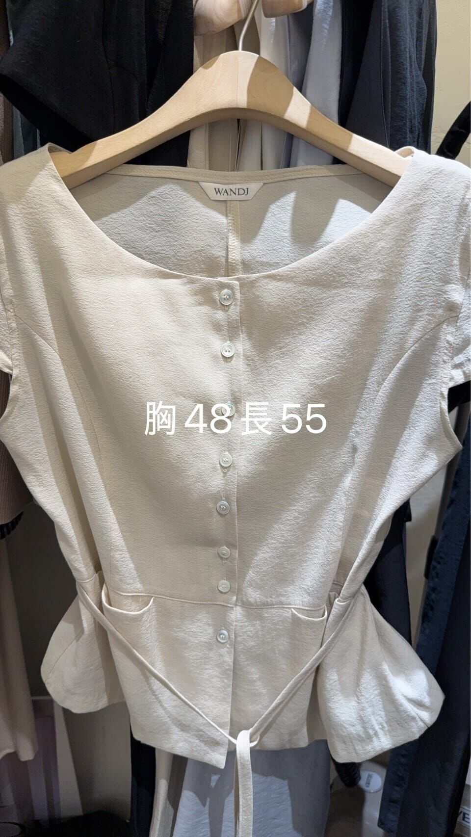 WJ6132 舒適溫柔排扣裙擺上衣