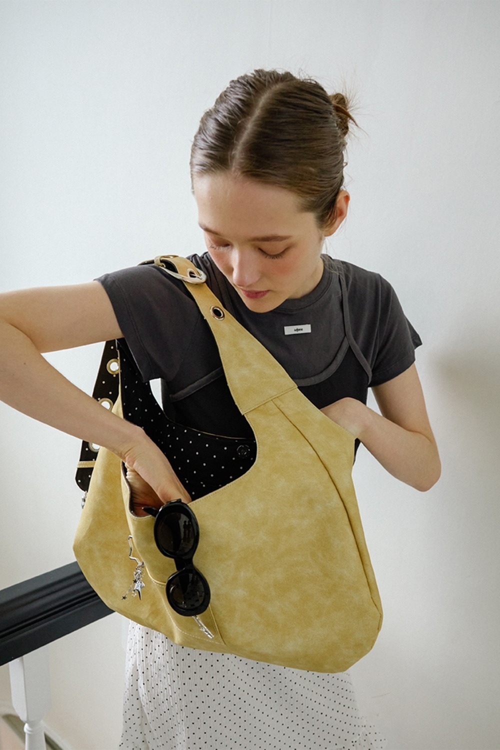 LETERIE｜BUCKLE REVERSIBLE SHOULDER BAG - BUTTER