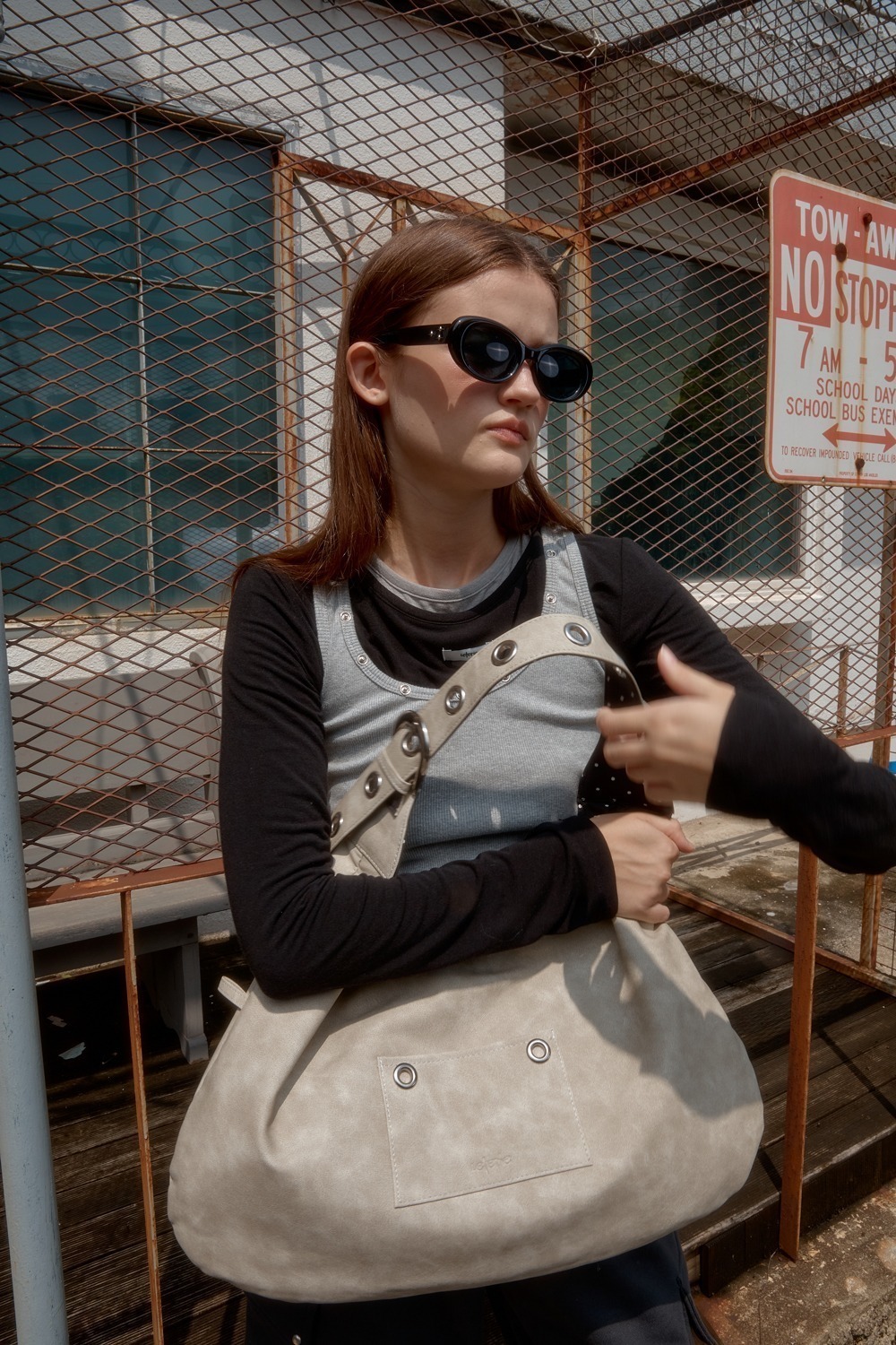 LETERIE｜BUCKLE REVERSIBLE SHOULDER BAG - LIGHT GREY