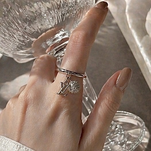 18k”lconic Louisa Strass白金滿鑽球字母戒指”高奢定製
