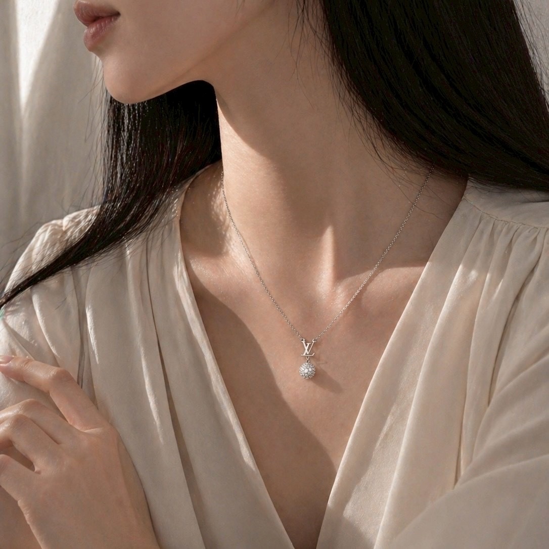 18k ”lconic Louisa Strass白金滿鑽球字母項鍊”高奢定製