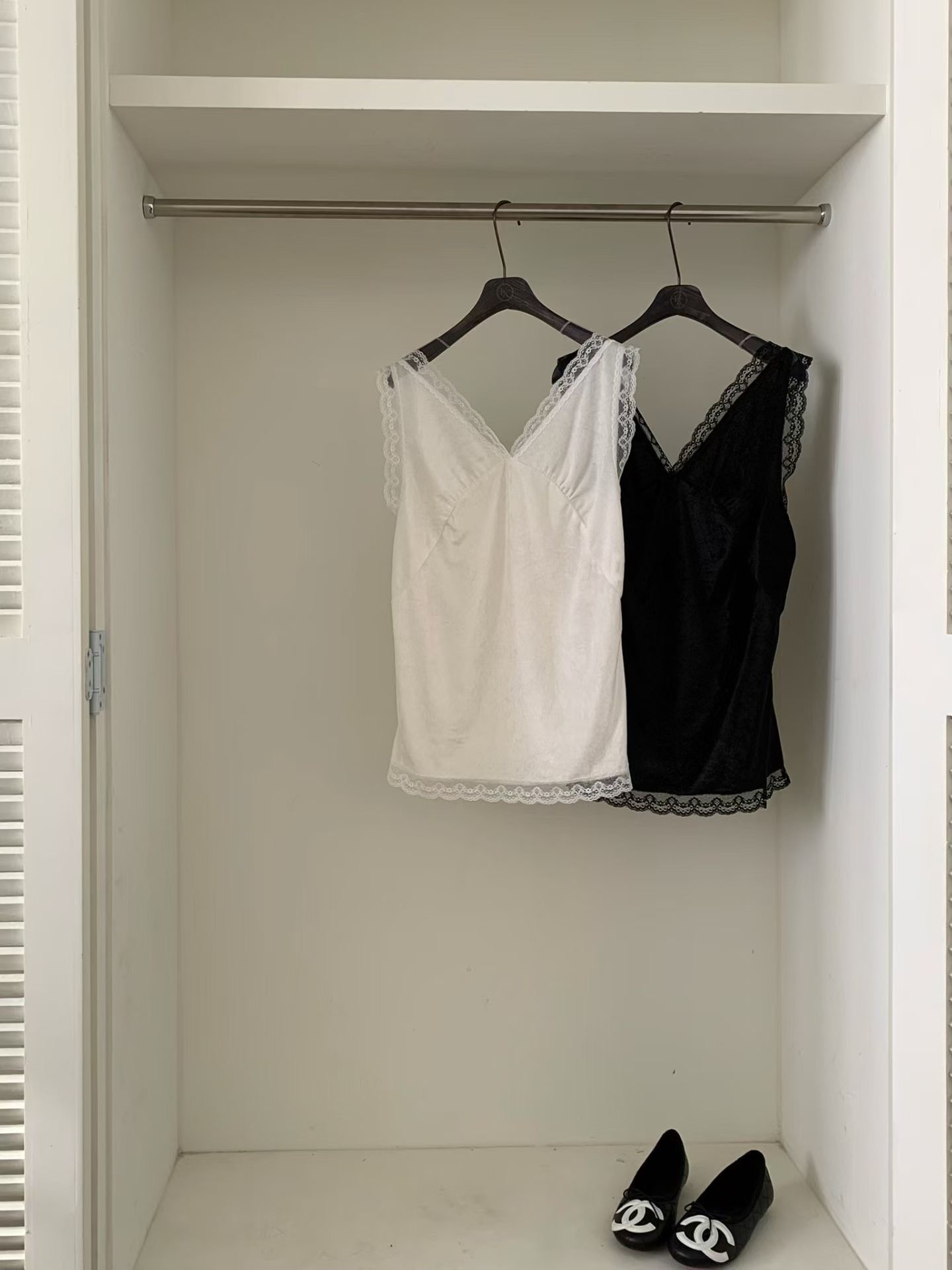 🇰🇷(預購)#AP40 蕾絲Ｖ領上衣(黑/白)