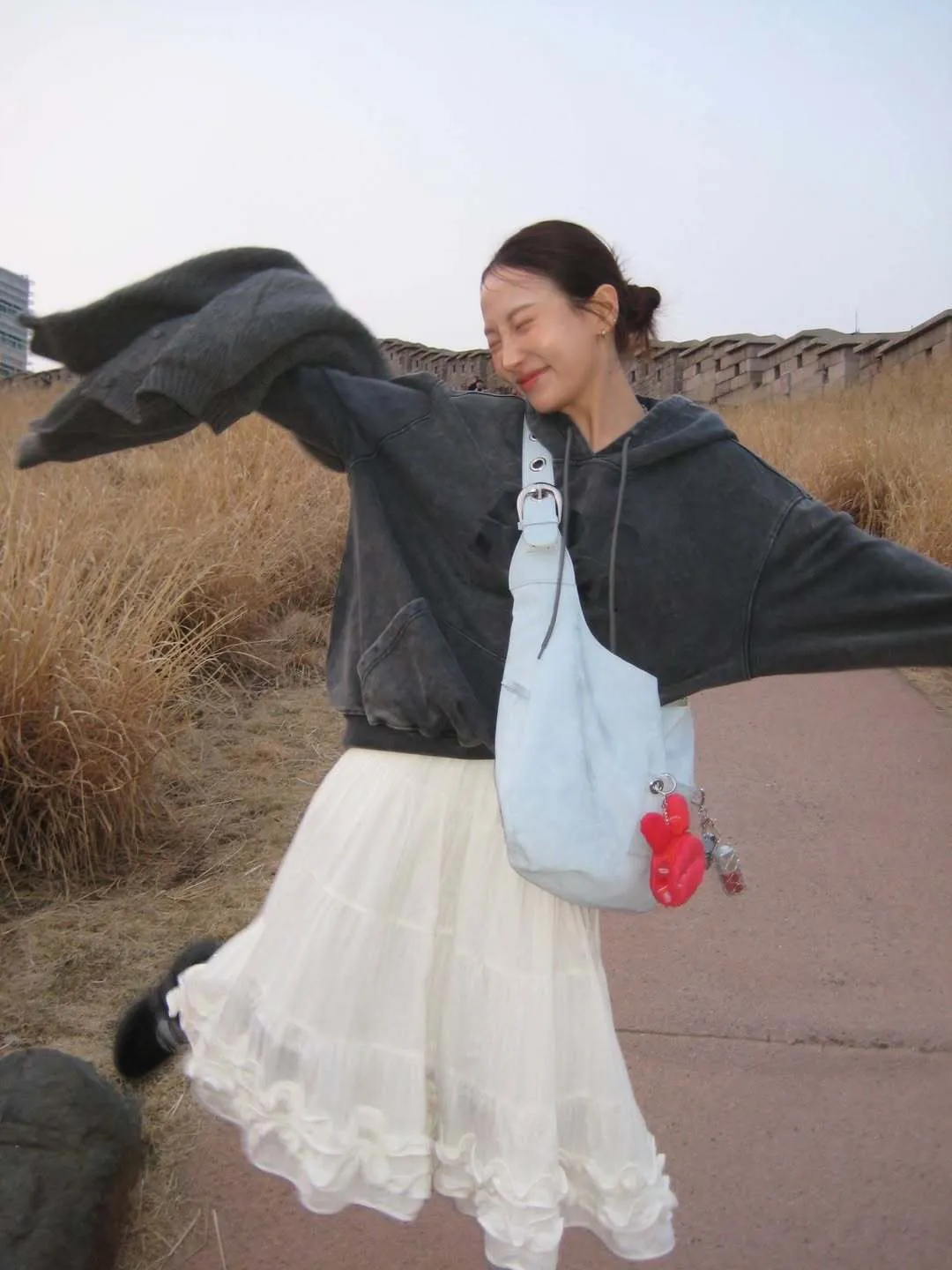 LETERIE｜*官網7折* 韓國雙面反轉肩手袋 BUCKLE REVERSIBLE SHOULDER BAG - SKY BLUE  皮革/波點