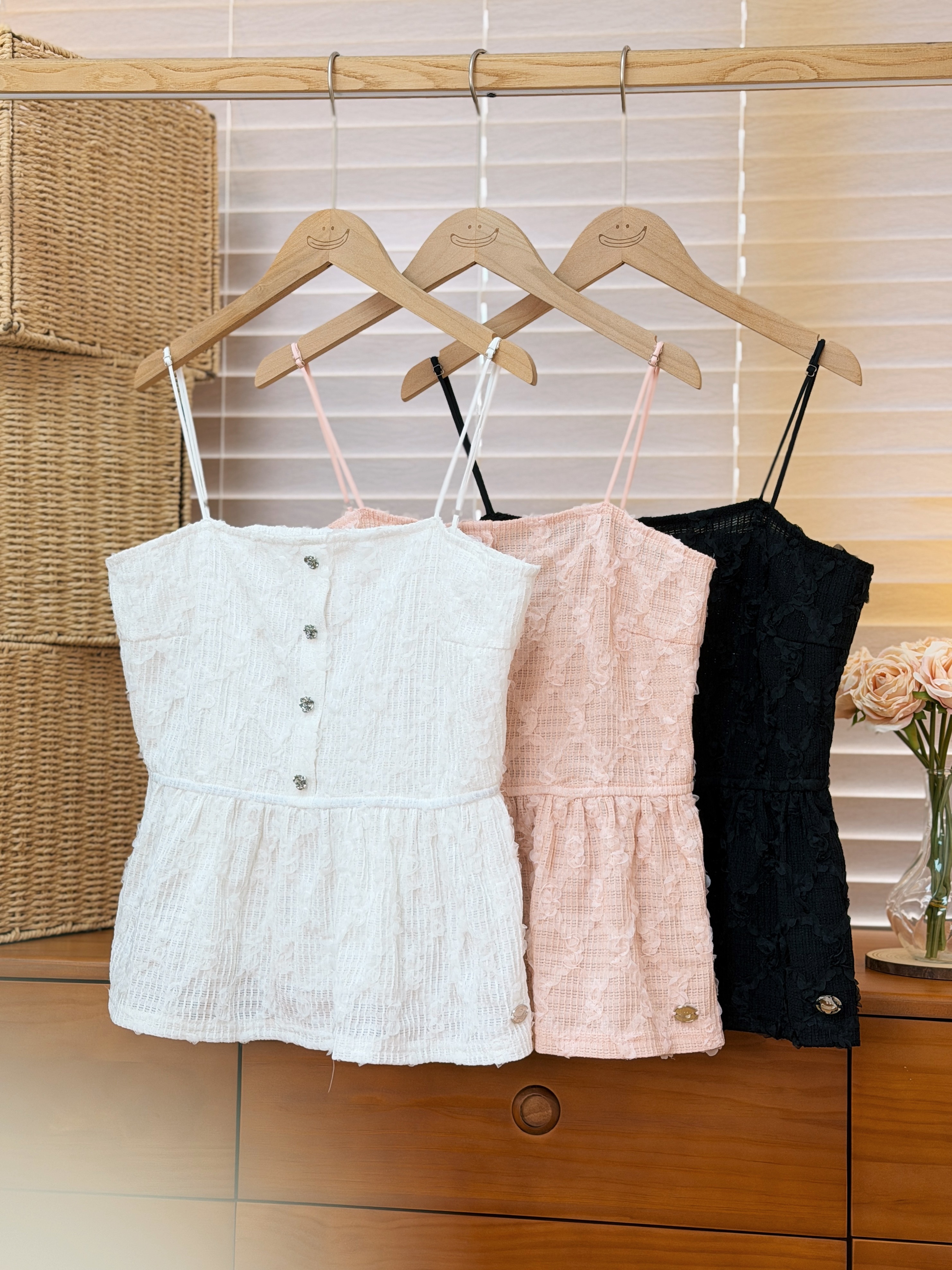 三色 / 法式菱形玫瑰銀扣馬甲 / Rose-Embellished Jacquard Peplum Camisole Top