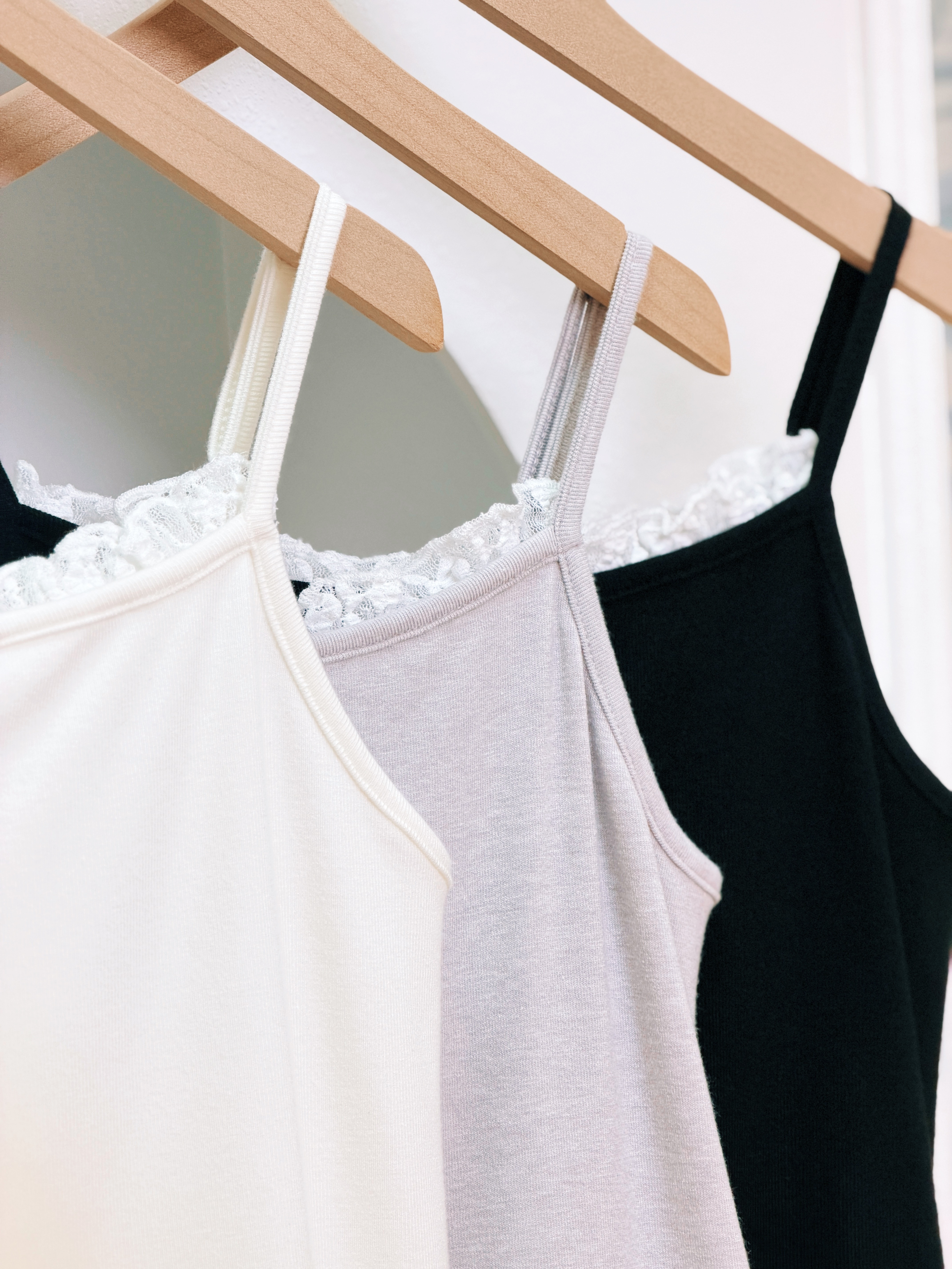 三色 / 麻糬感蕾絲拼接小背心 / Mochi Feel Lace-Trimmed Camisole