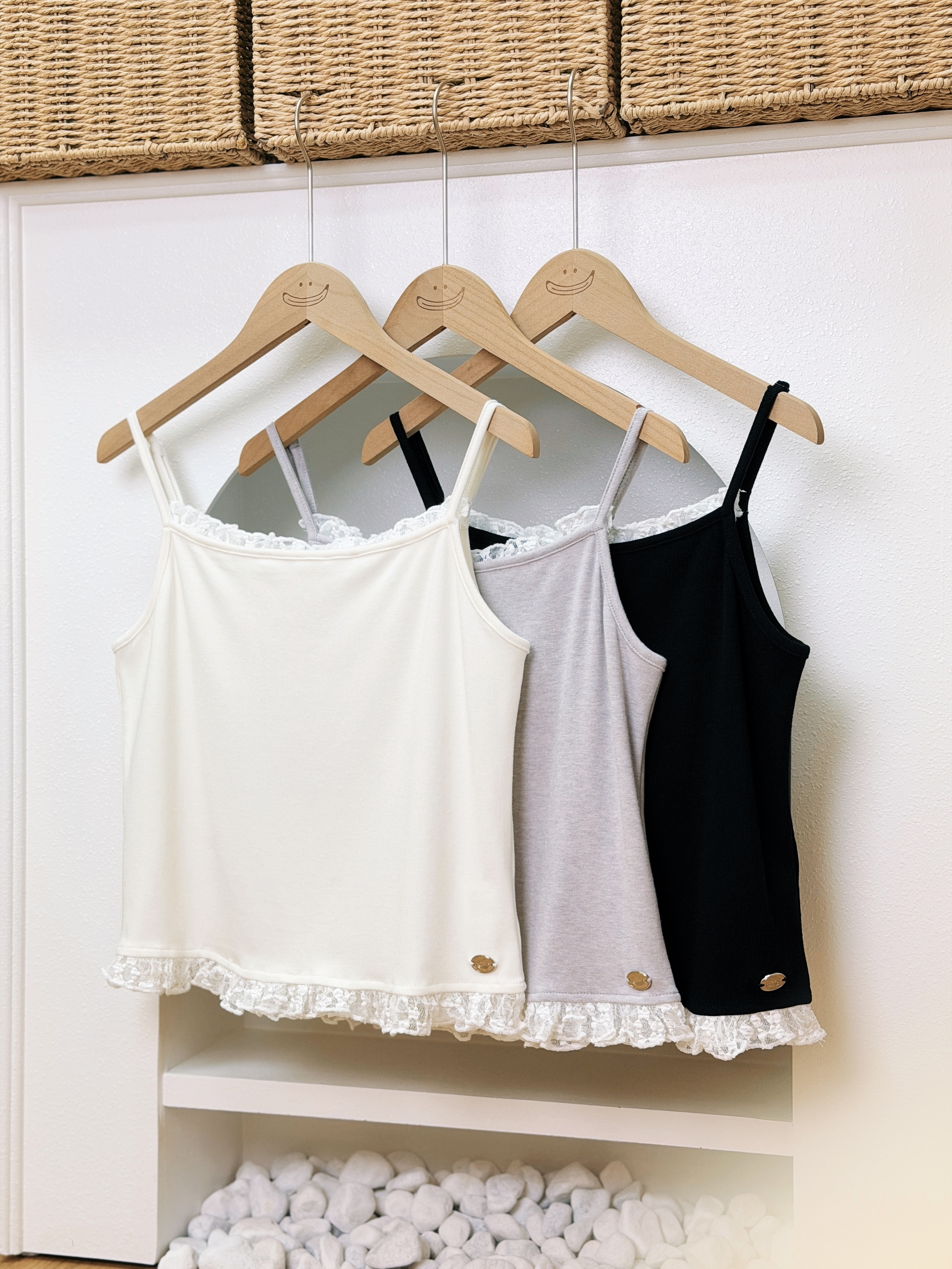 三色 / 麻糬感蕾絲拼接小背心 / Mochi Feel Lace-Trimmed Camisole