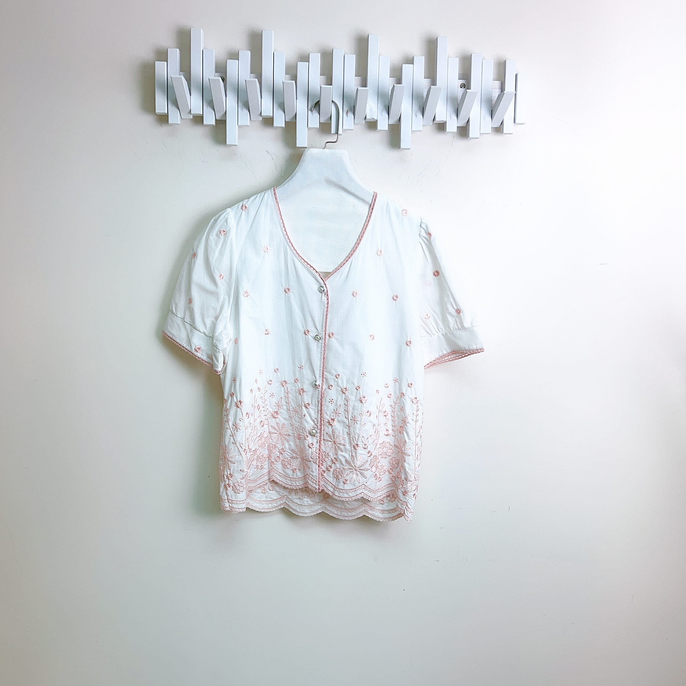 刺繡花拼珍珠鈕扣小V領棉麻上衣 ( 胸L:37 / XL39 ) 7431#0105clo