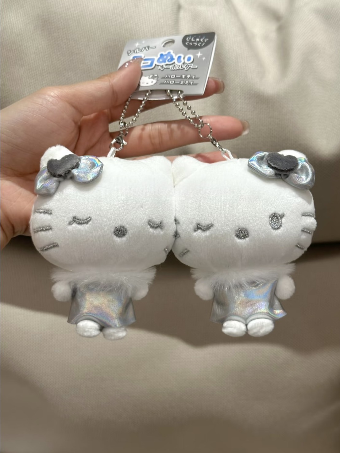 正版授權 SANRIO 三麗鷗 KITTY 銀色極光 磁吸貼貼 鑰匙扣 毛絨 掛件