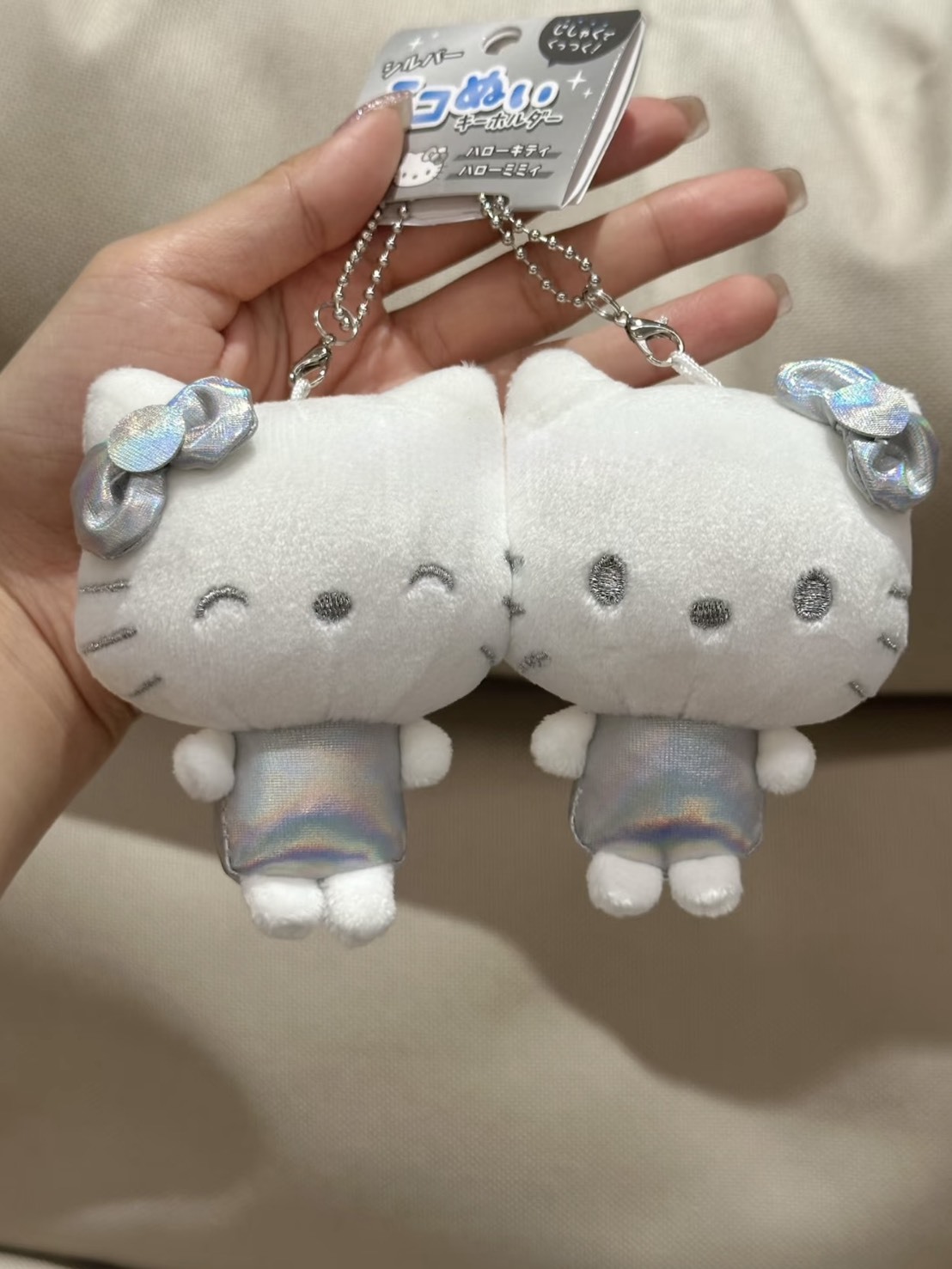 正版授權 SANRIO 三麗鷗 KITTY 銀色極光 磁吸貼貼 鑰匙扣 毛絨 掛件