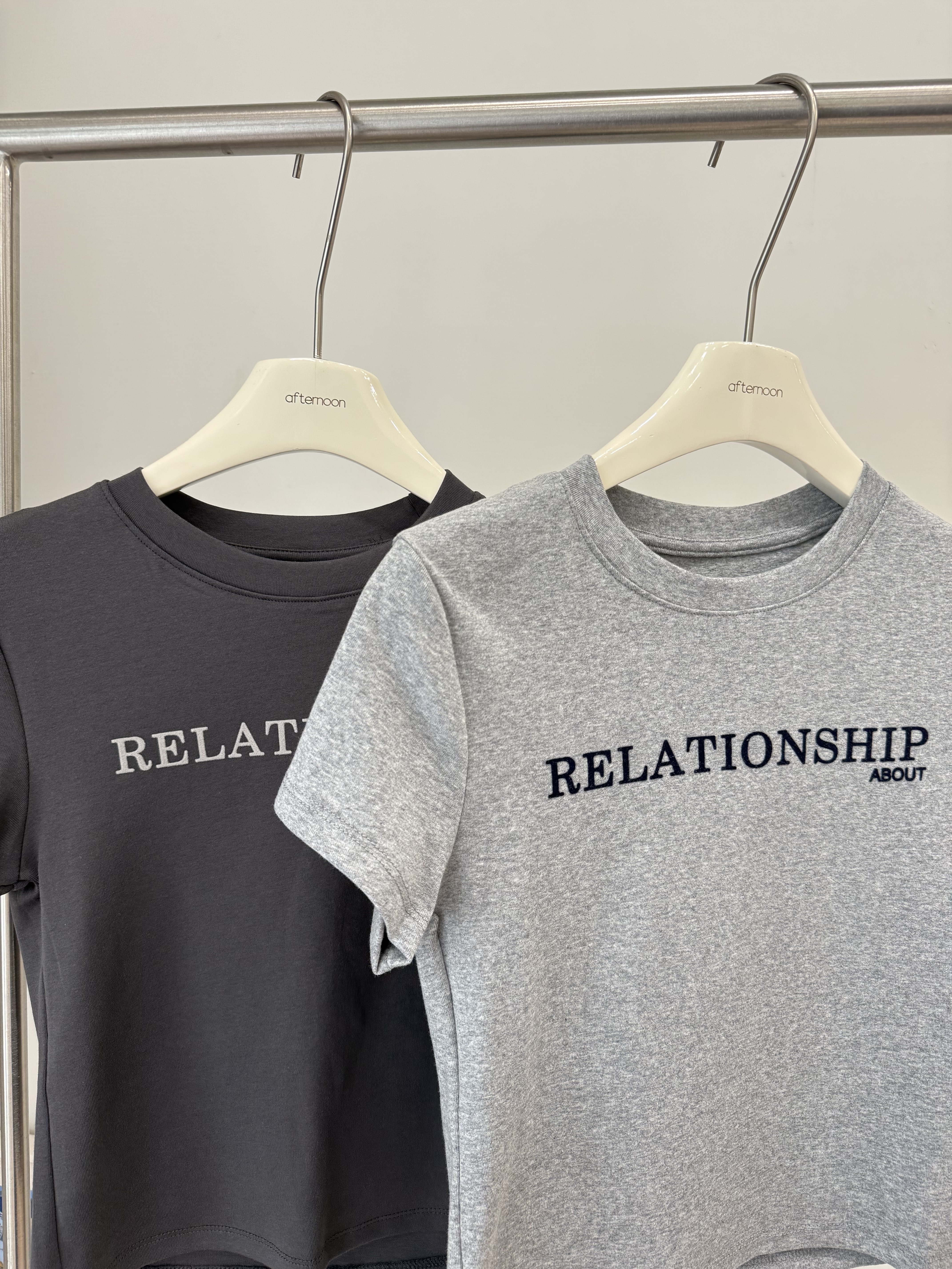 266 簡約字母修身短T