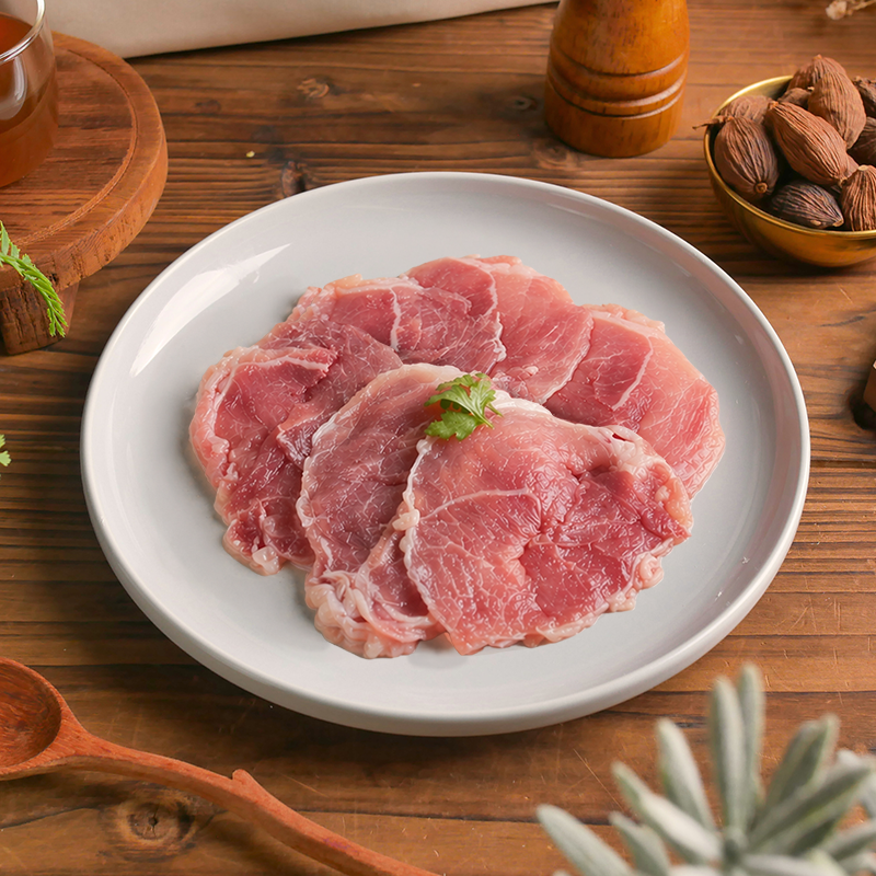 白盤上平鋪的山野豚胛心火鍋肉片