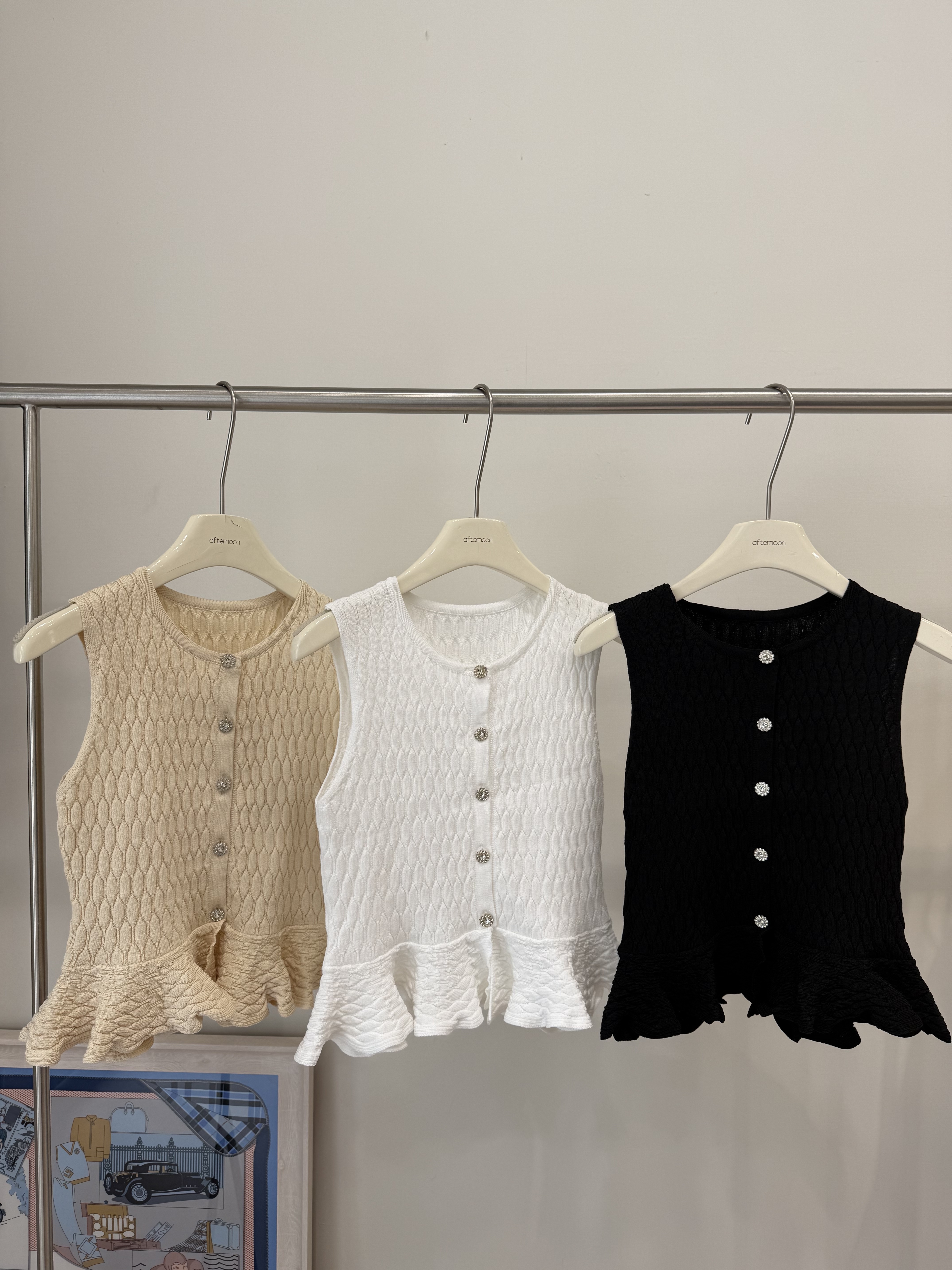 539 鑽釦荷葉襬小香背心