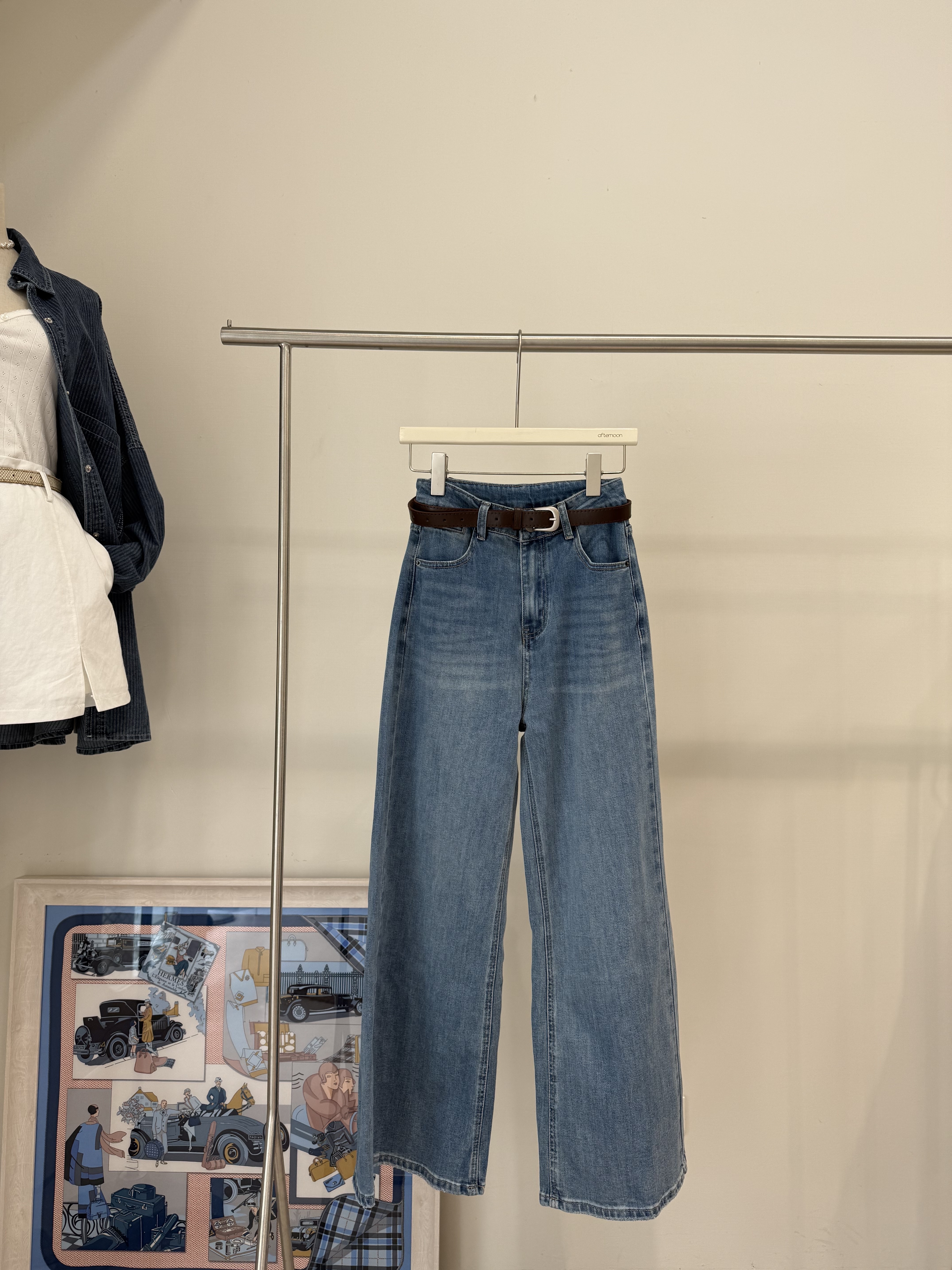 672 淺藍刷色牛仔褲(附皮帶)