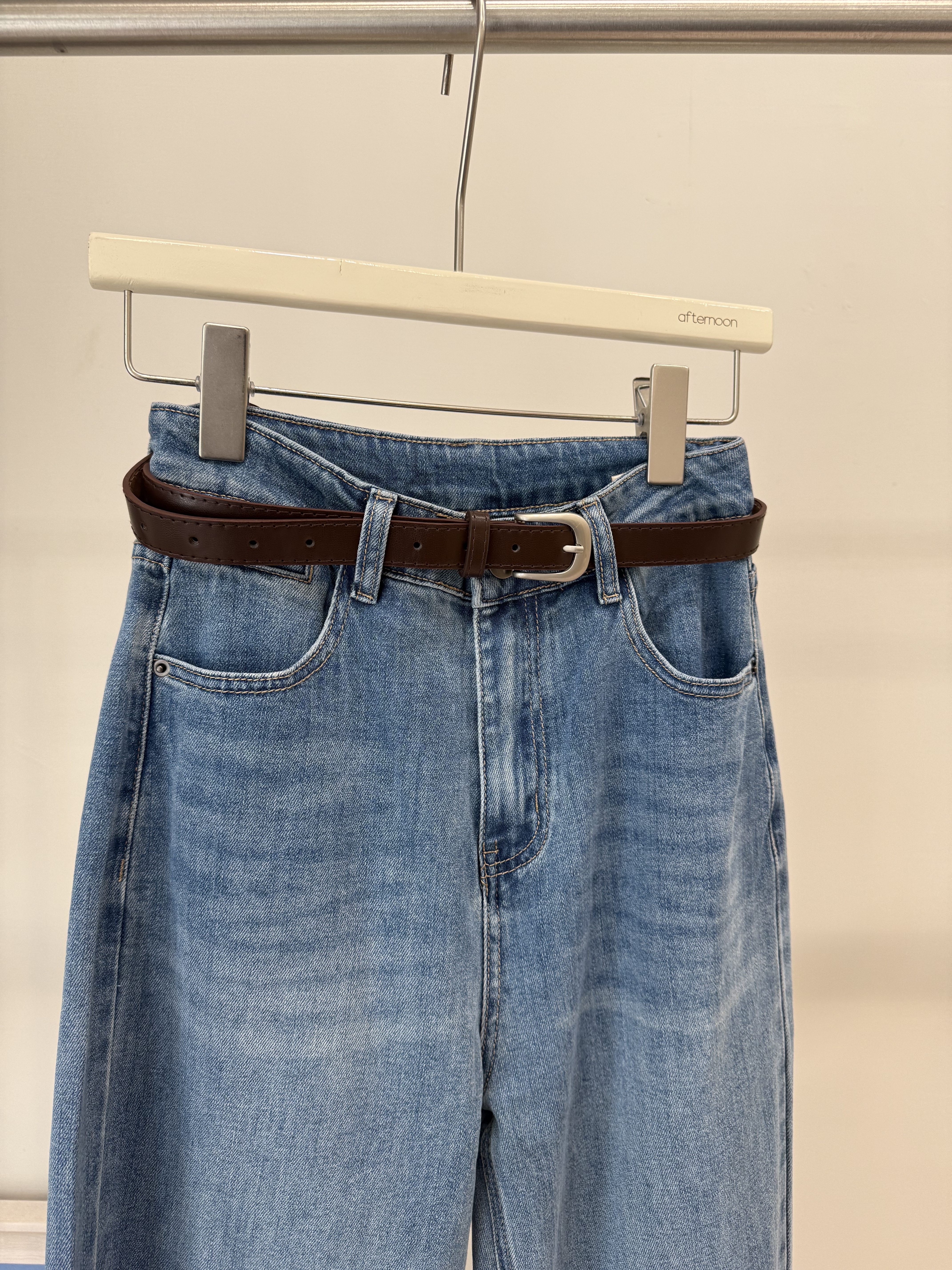 672 淺藍刷色牛仔褲(附皮帶)