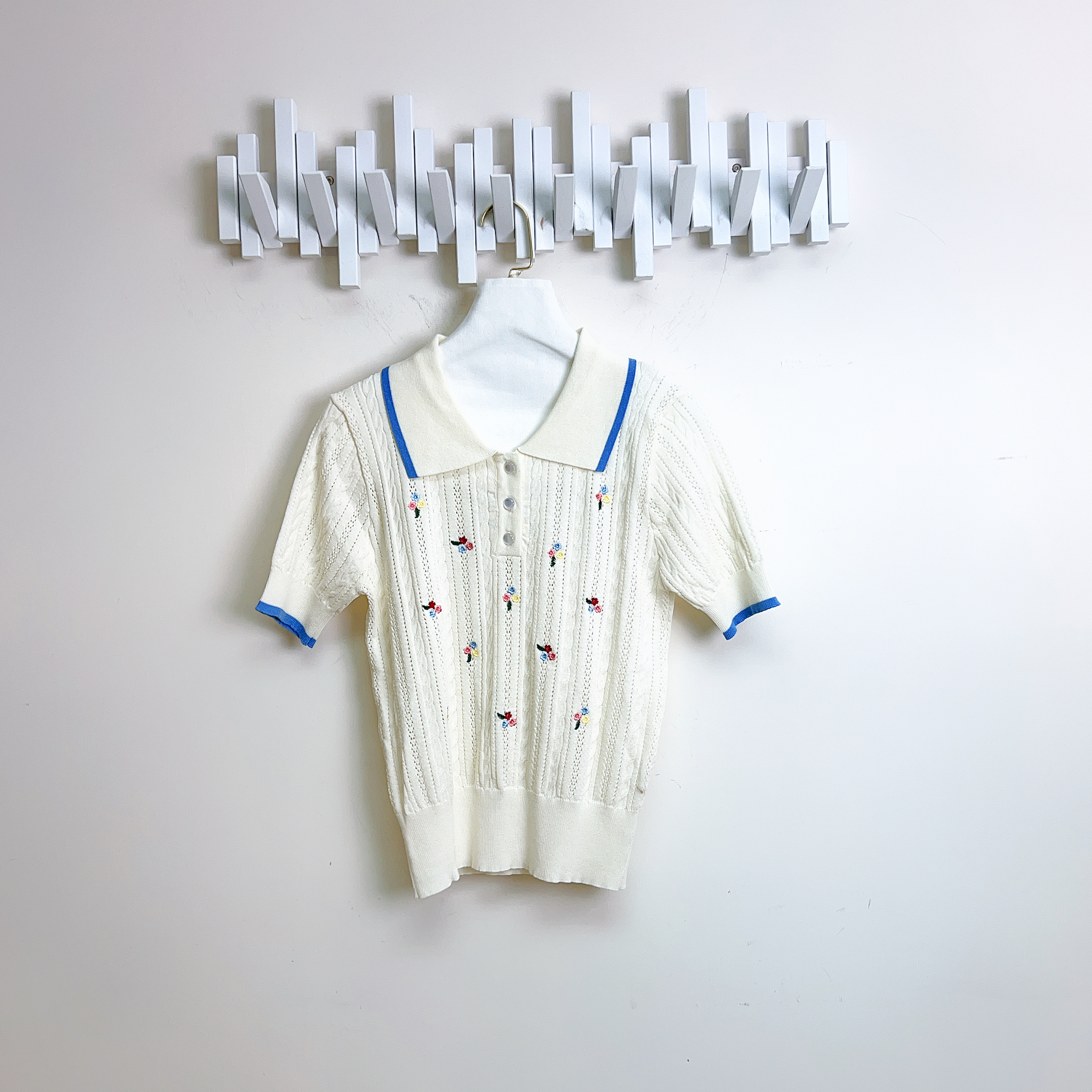 刺繡花紐紋薄針織上衣 ( 胸:32-42 腰:30-42 長21吋) 33003#0105clo