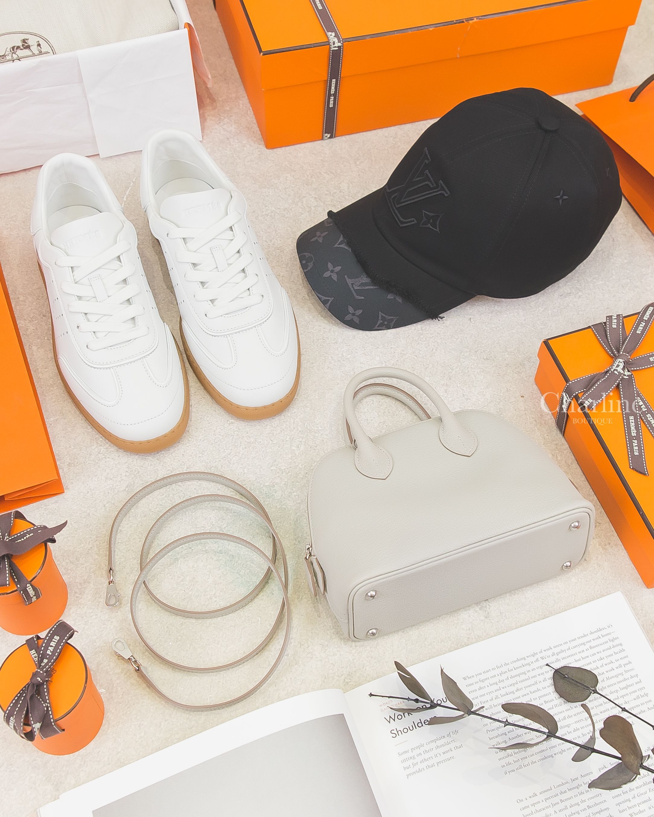 Louis Vuitton 黑色刺繡LV抽鬚滾邊拼接滿版老花棉質棒球帽,Hermès Match 白色牛皮側邊簍空洞洞H蜂蜜棕色橡膠鞋底運動鞋,Hermès Bolide 珍珠灰銀釦迷你手提肩背包-Charline Boutique 精品代購