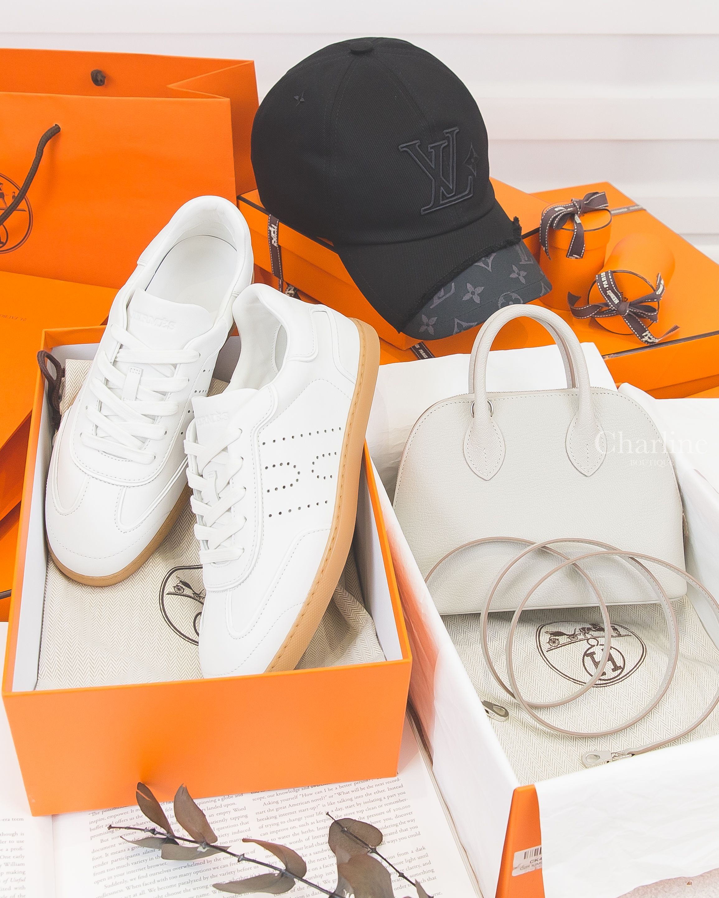 Louis Vuitton 黑色刺繡LV抽鬚滾邊拼接滿版老花棉質棒球帽,Hermès Match 白色牛皮側邊簍空洞洞H蜂蜜棕色橡膠鞋底運動鞋,Hermès Bolide 珍珠灰銀釦迷你手提肩背包-Charline Boutique 精品代購