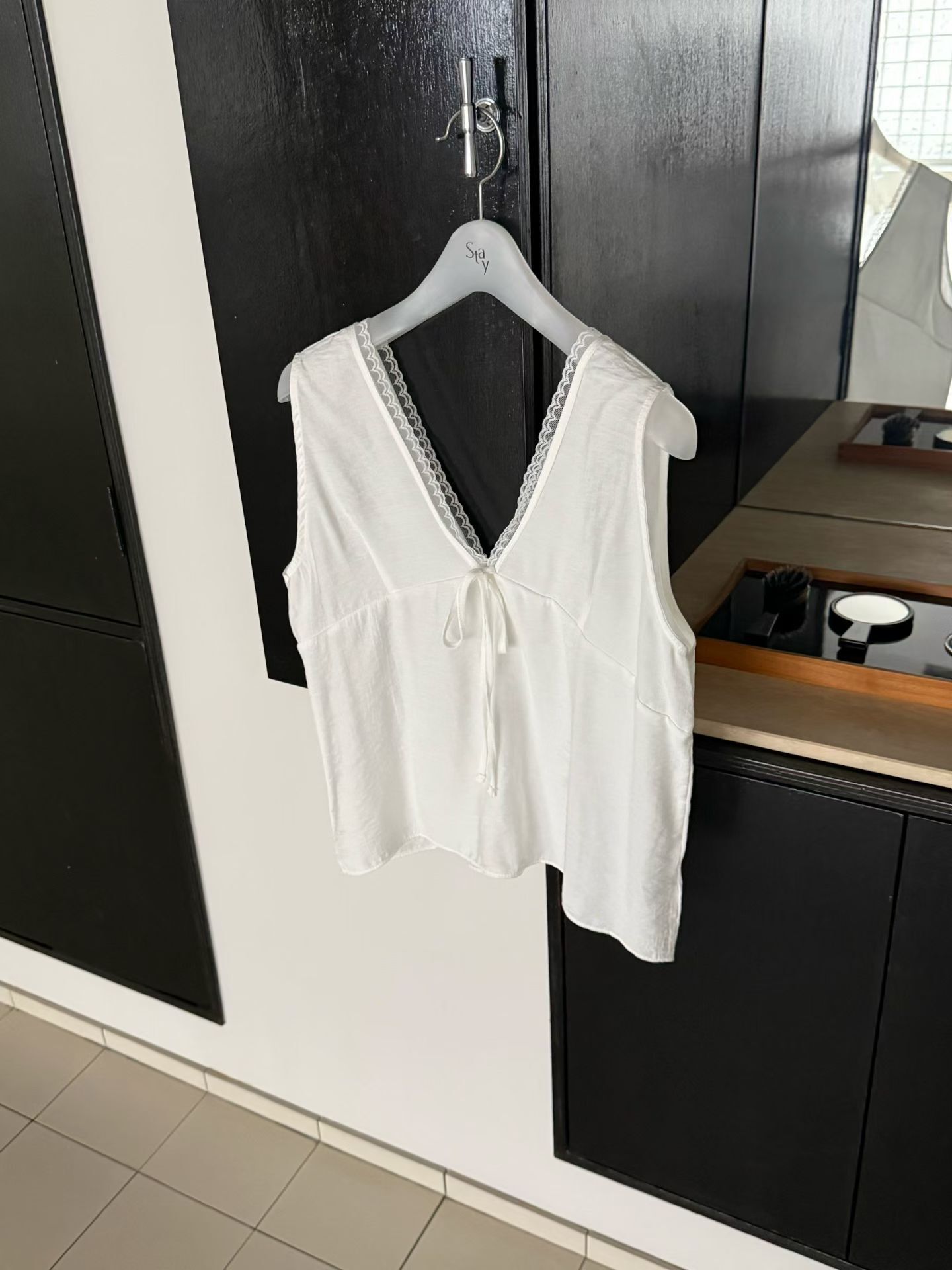 WW2650 Little Lace V Sleeveless