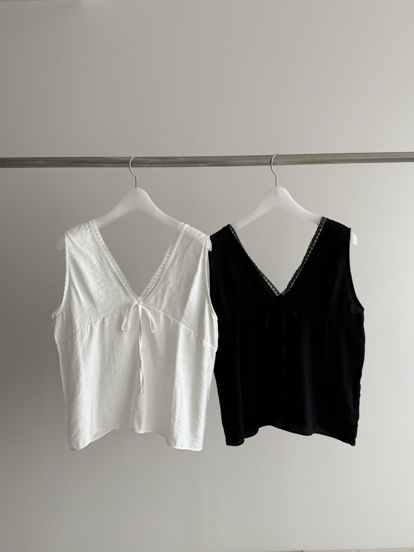 WW2650 Little Lace V Sleeveless